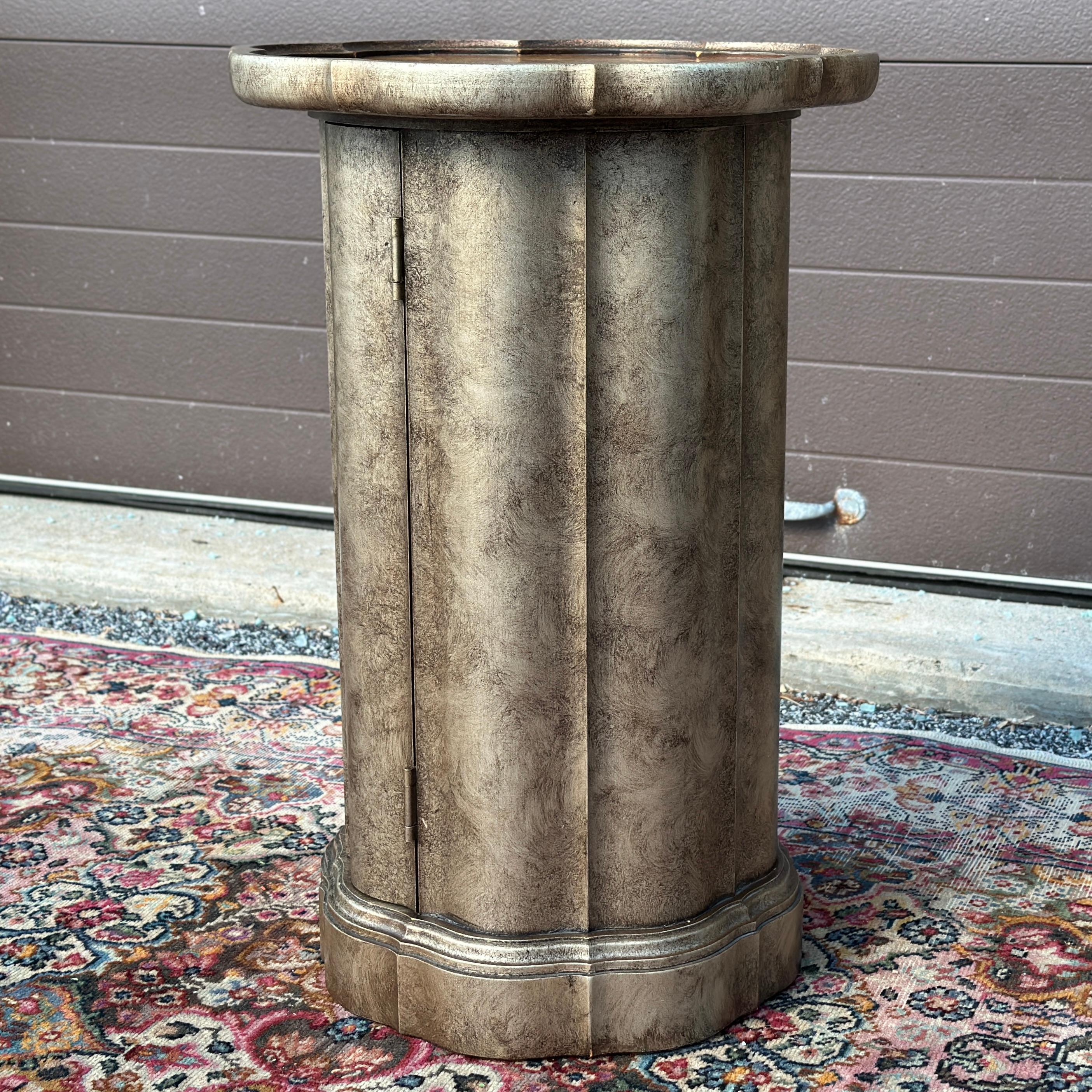 Medallion Limited Pedestal Serpentino Con Armario Hollywood Regency en venta 5