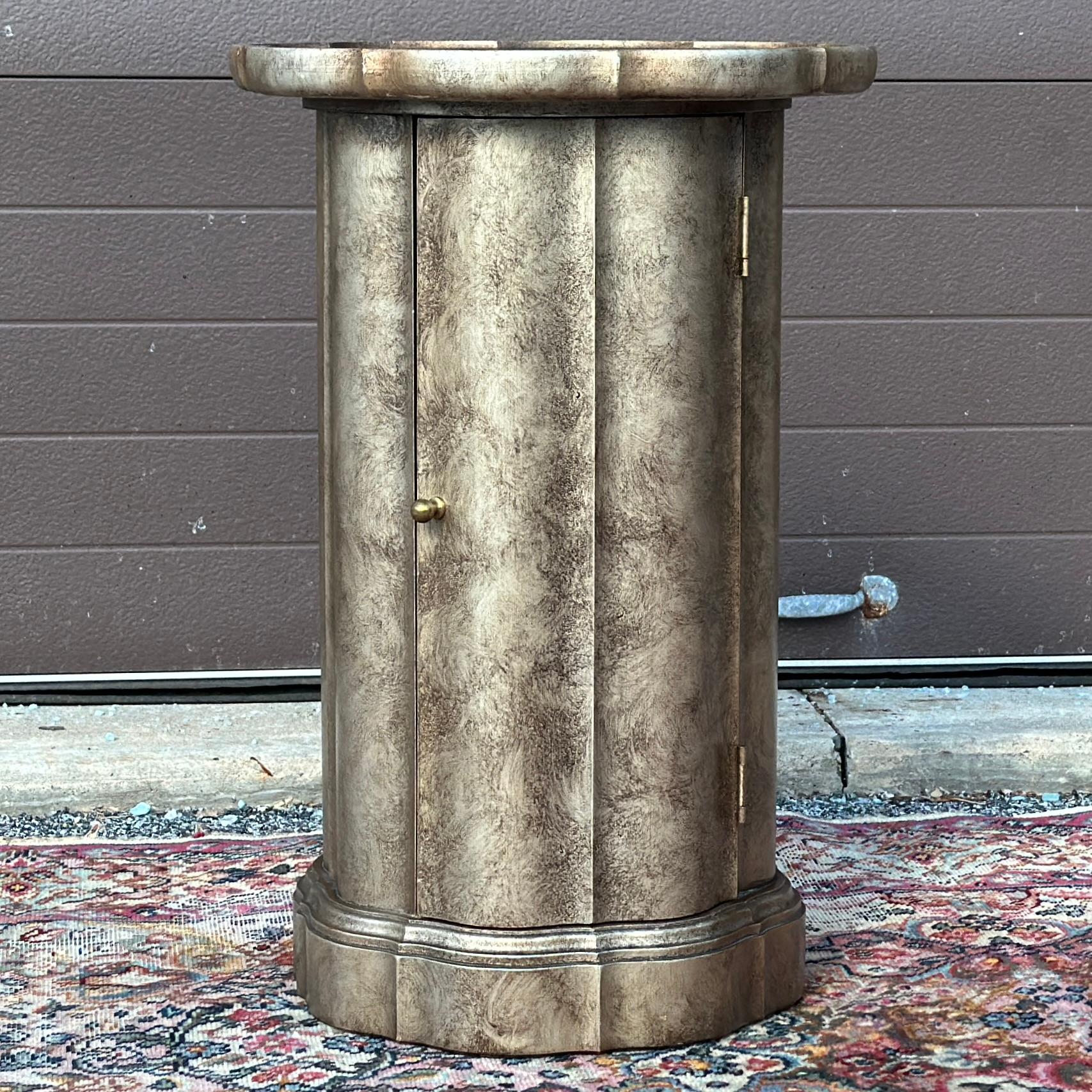 Medallion Limited Pedestal Serpentino Con Armario Hollywood Regency en venta 6
