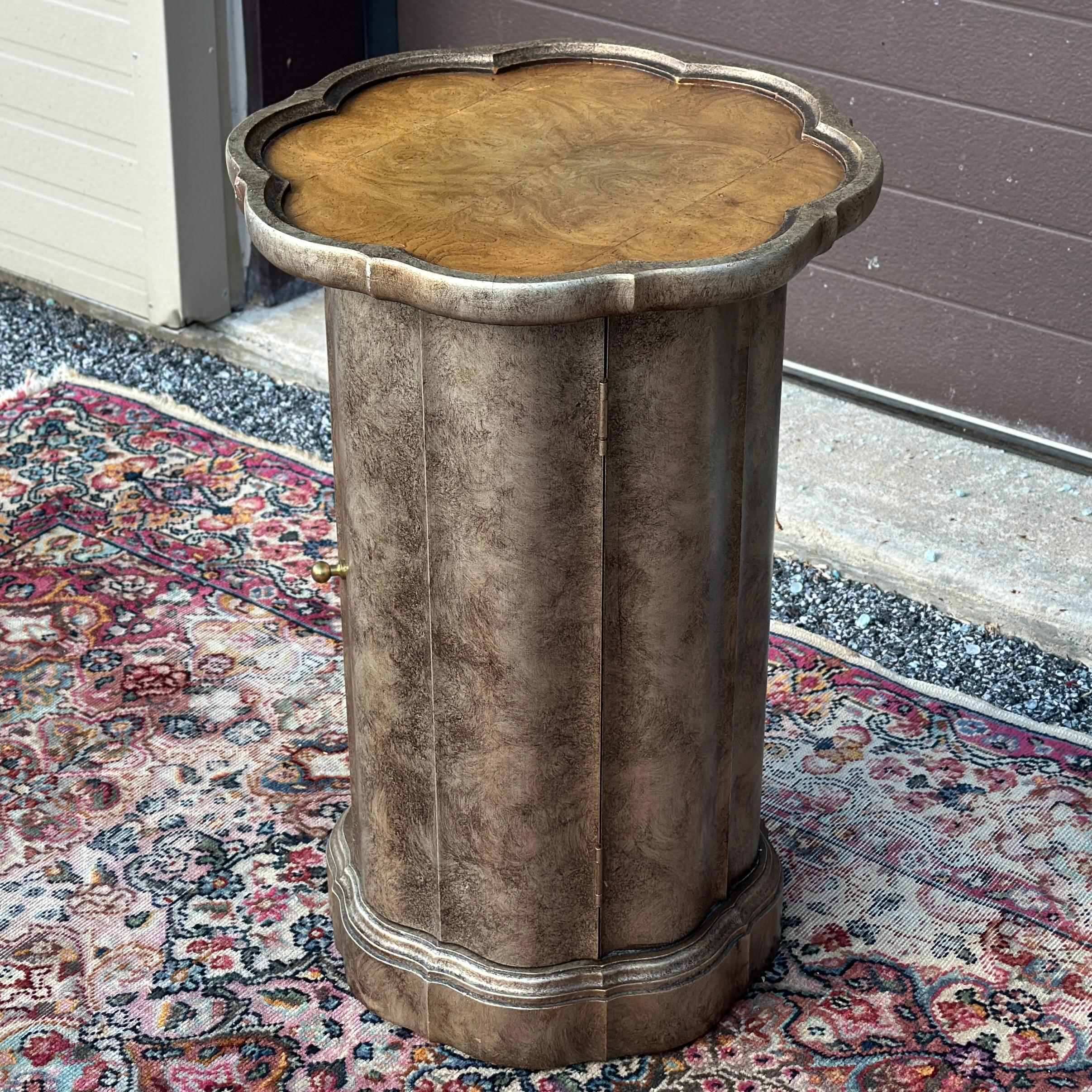 Medallion Limited Pedestal Serpentino Con Armario Hollywood Regency en venta 7