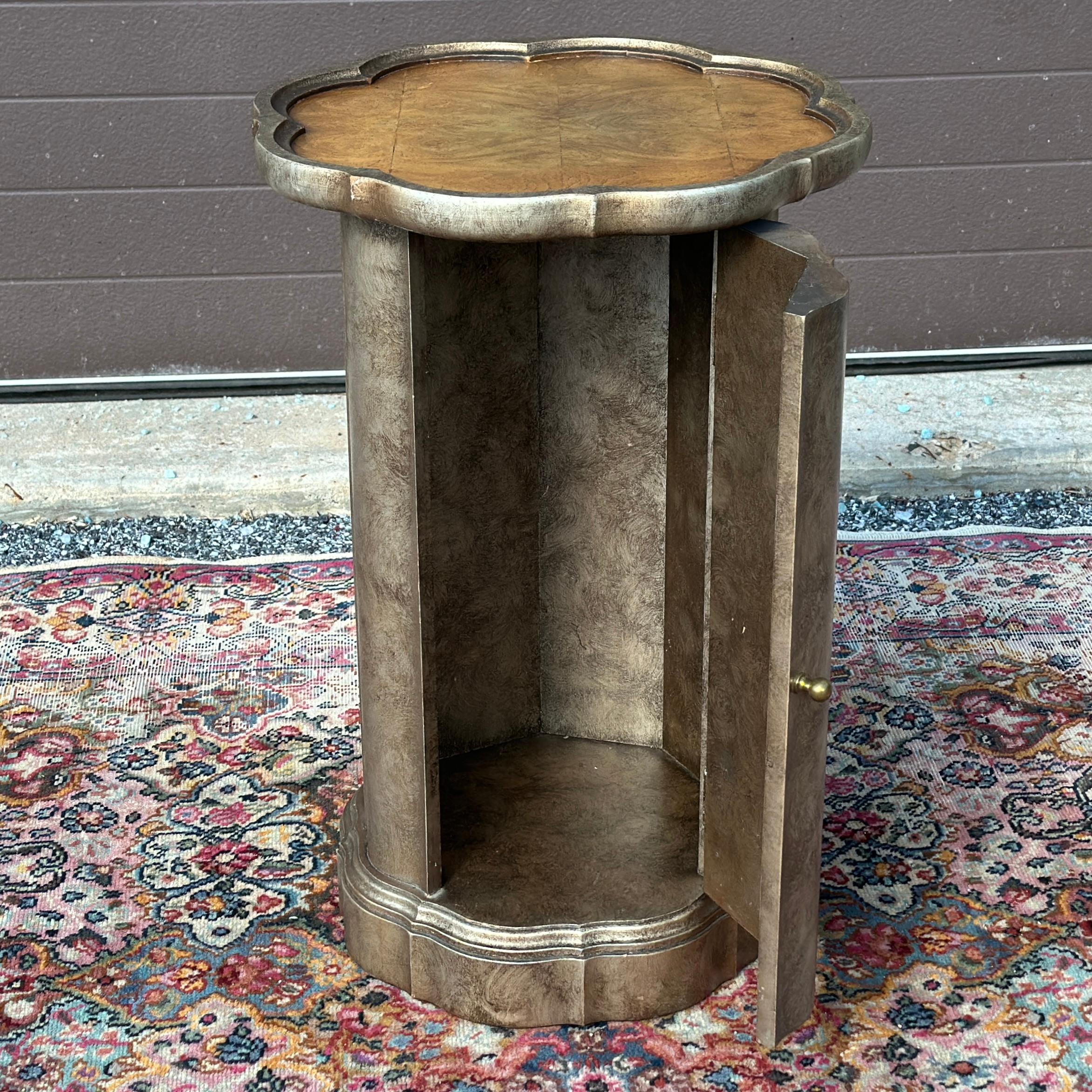 Medallion Limited Pedestal Serpentino Con Armario Hollywood Regency Regencia de Hollywood en venta
