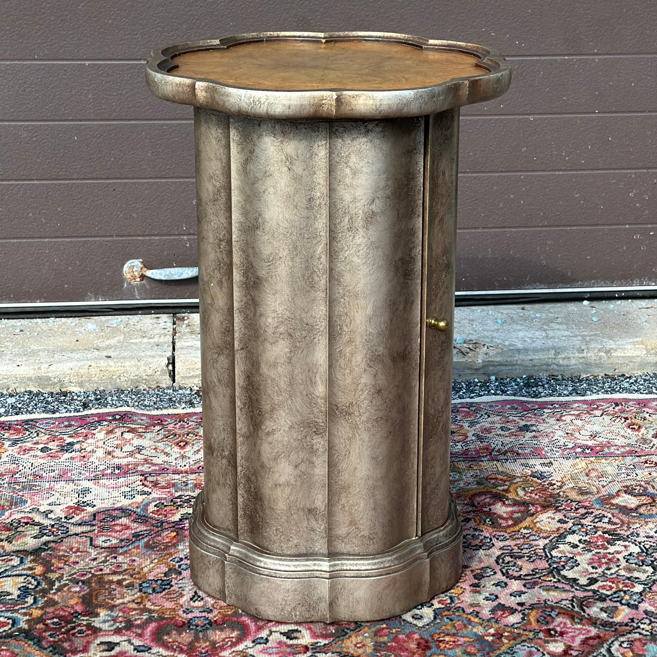 Medallion Limited Pedestal Serpentino Con Armario Hollywood Regency en venta 1