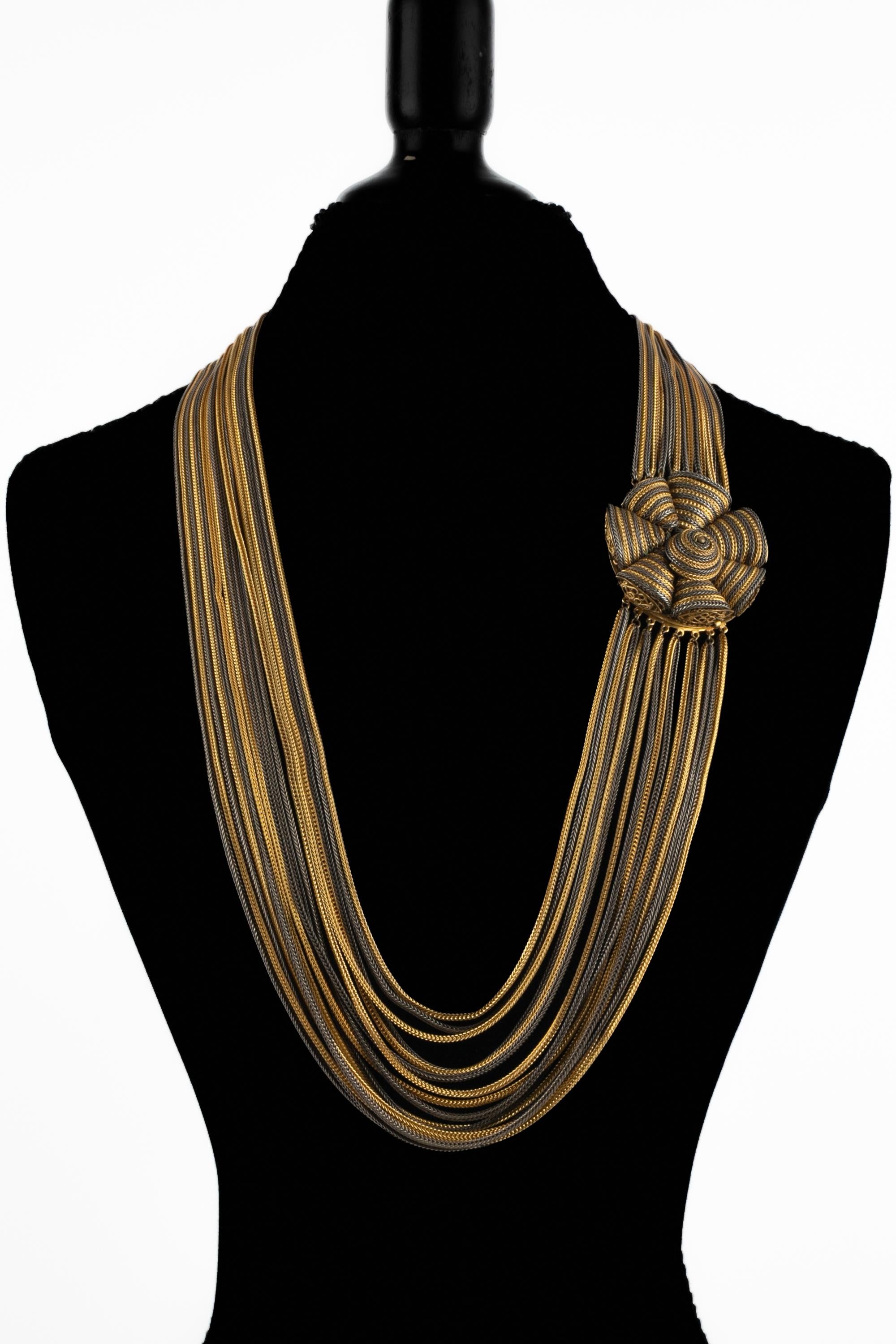 Medallion necklace For Sale 6