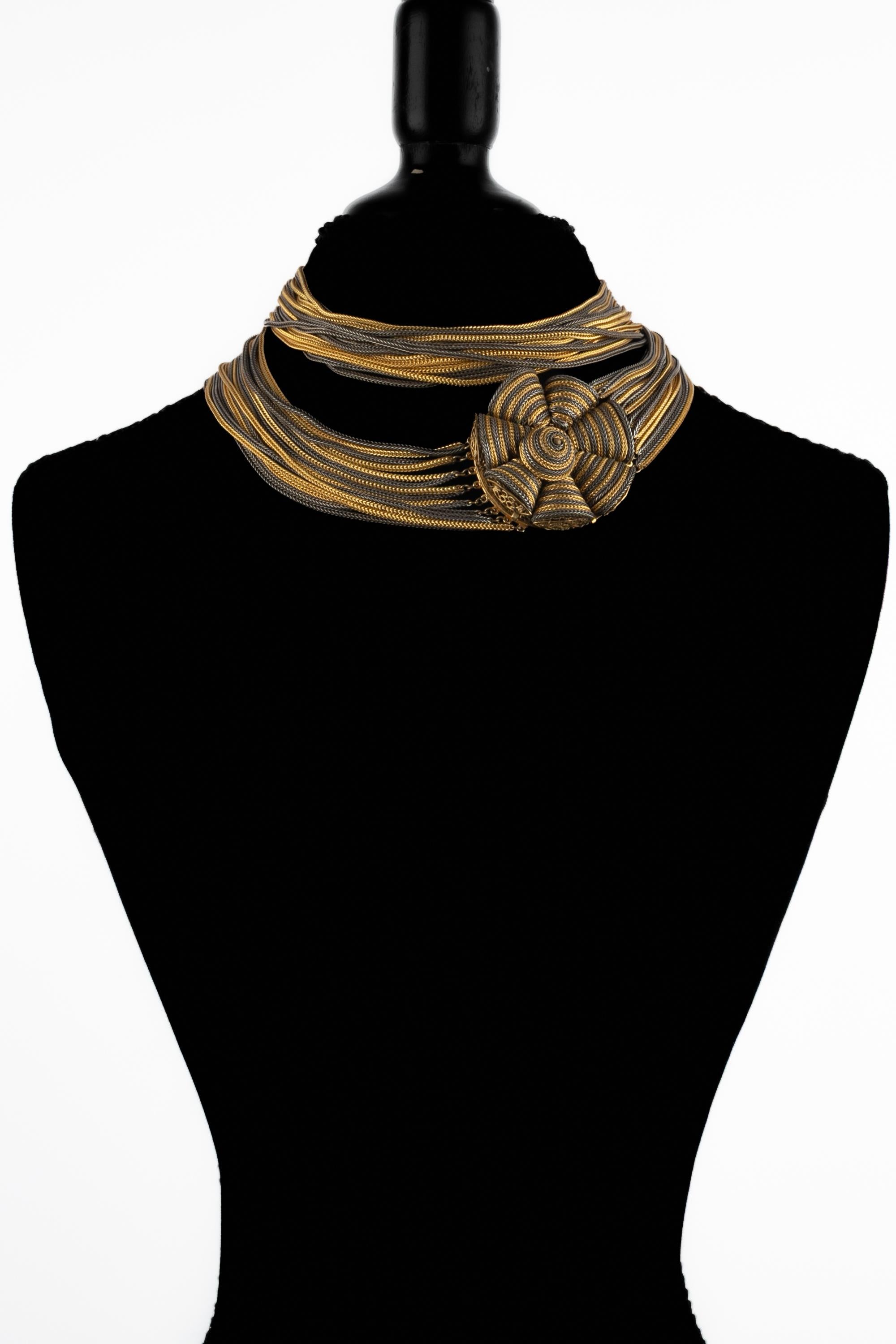 Medallion necklace For Sale 7