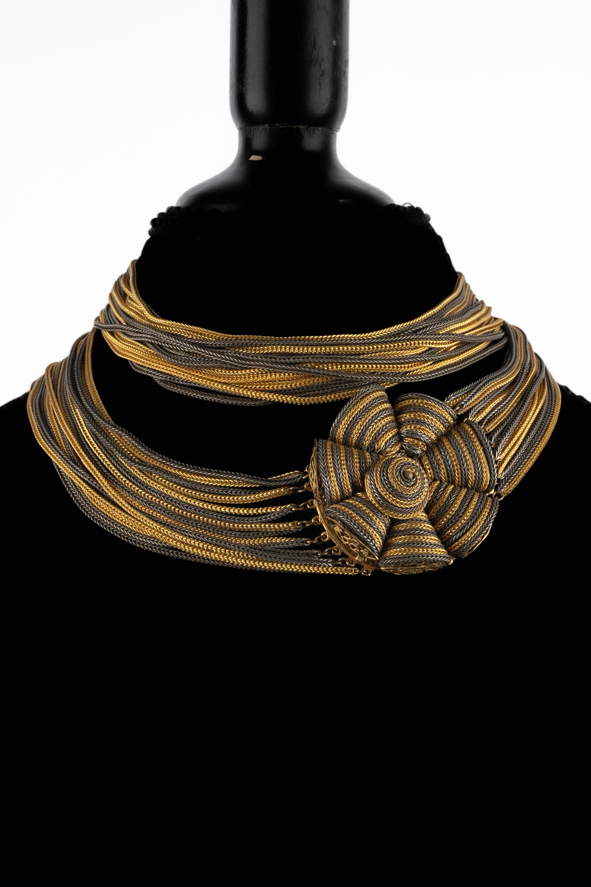 Medallion necklace For Sale 8