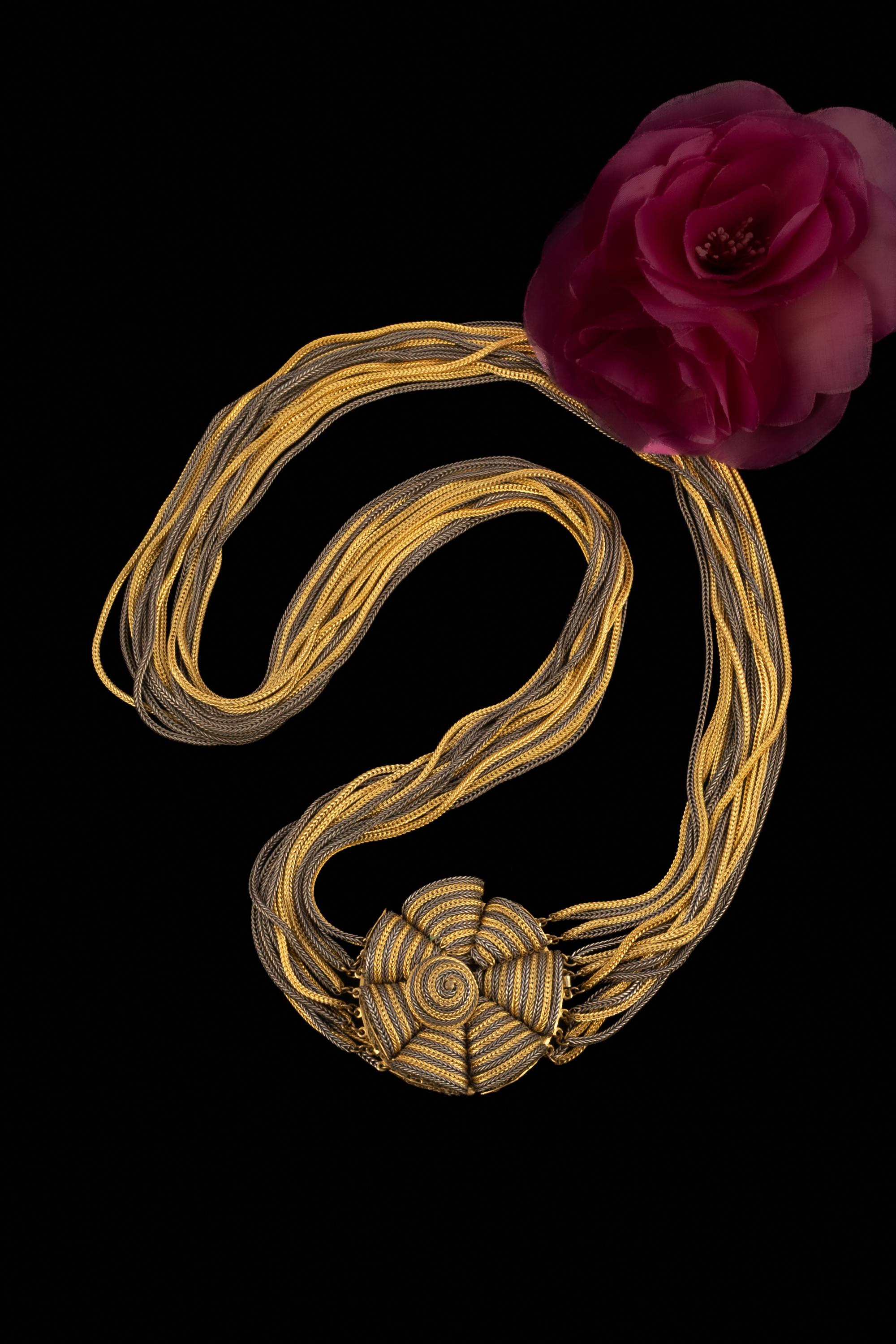 UNKNOWN - Long multi-row necklace made of golden and silvery chains. Not signed jewelry.

Condition:
Very good condition

Dimensions:
Length of the shorter row: 83 cm

SKU:BC247