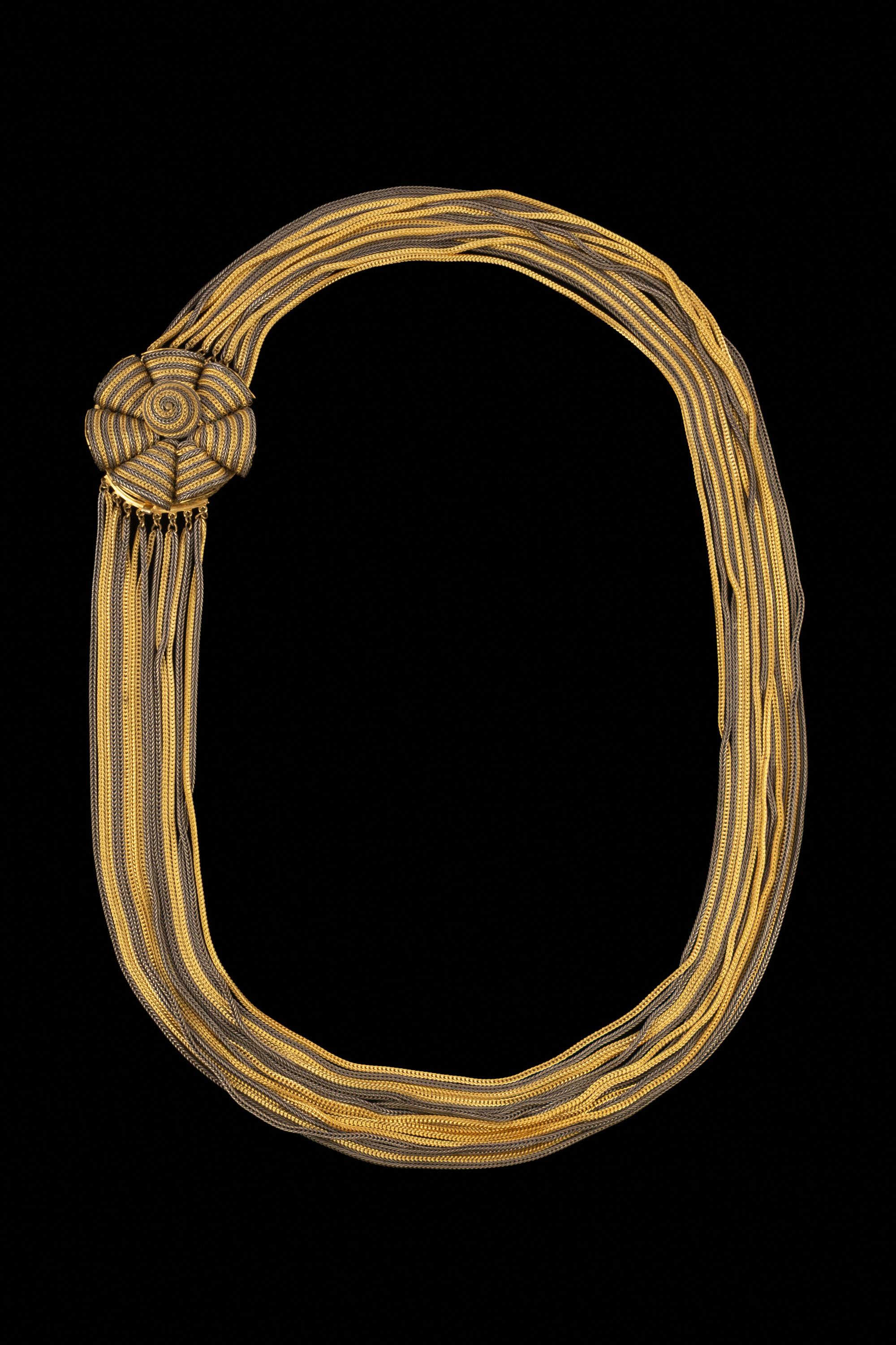 Medallion necklace In Excellent Condition For Sale In SAINT-OUEN-SUR-SEINE, FR