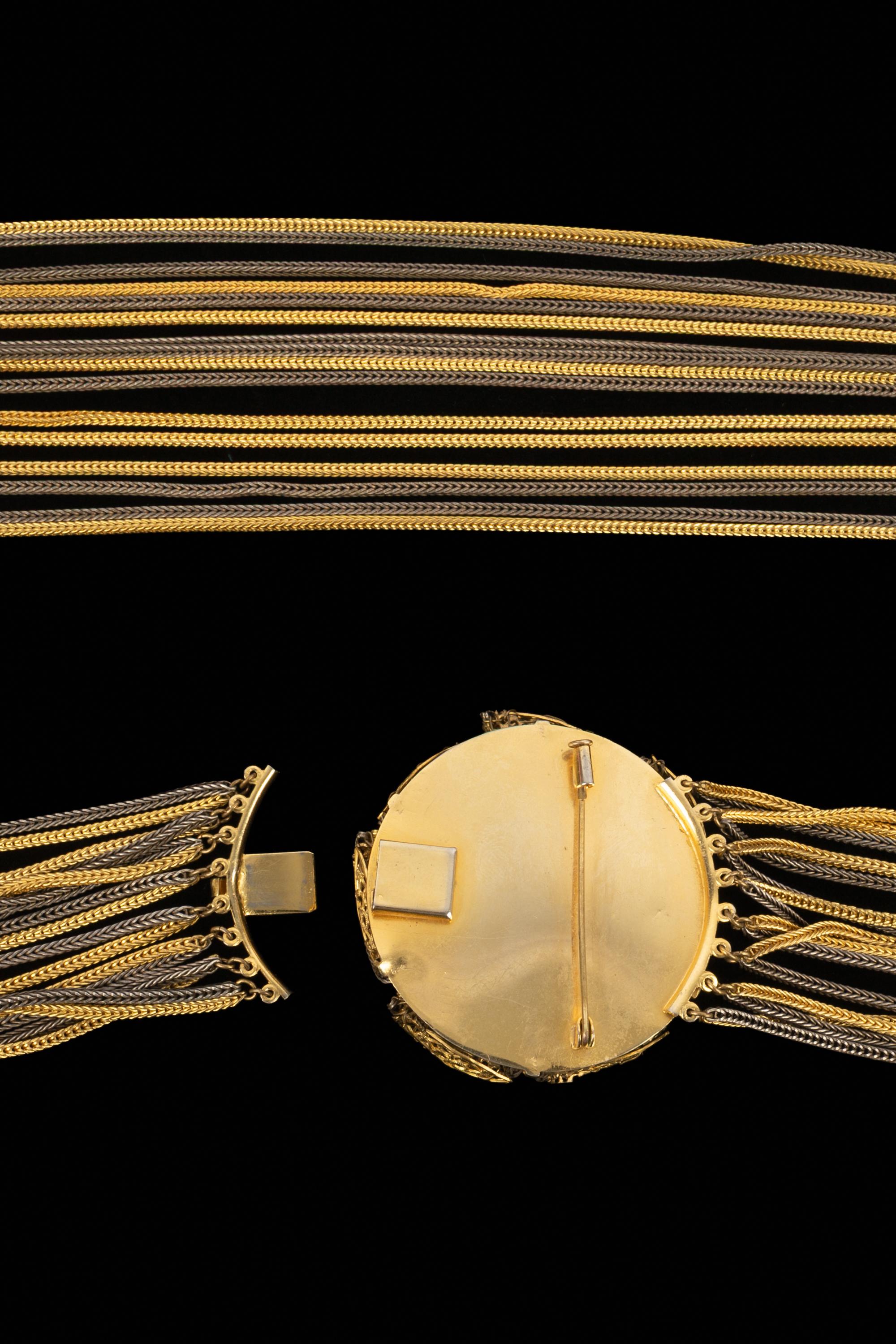 Medallion necklace For Sale 1