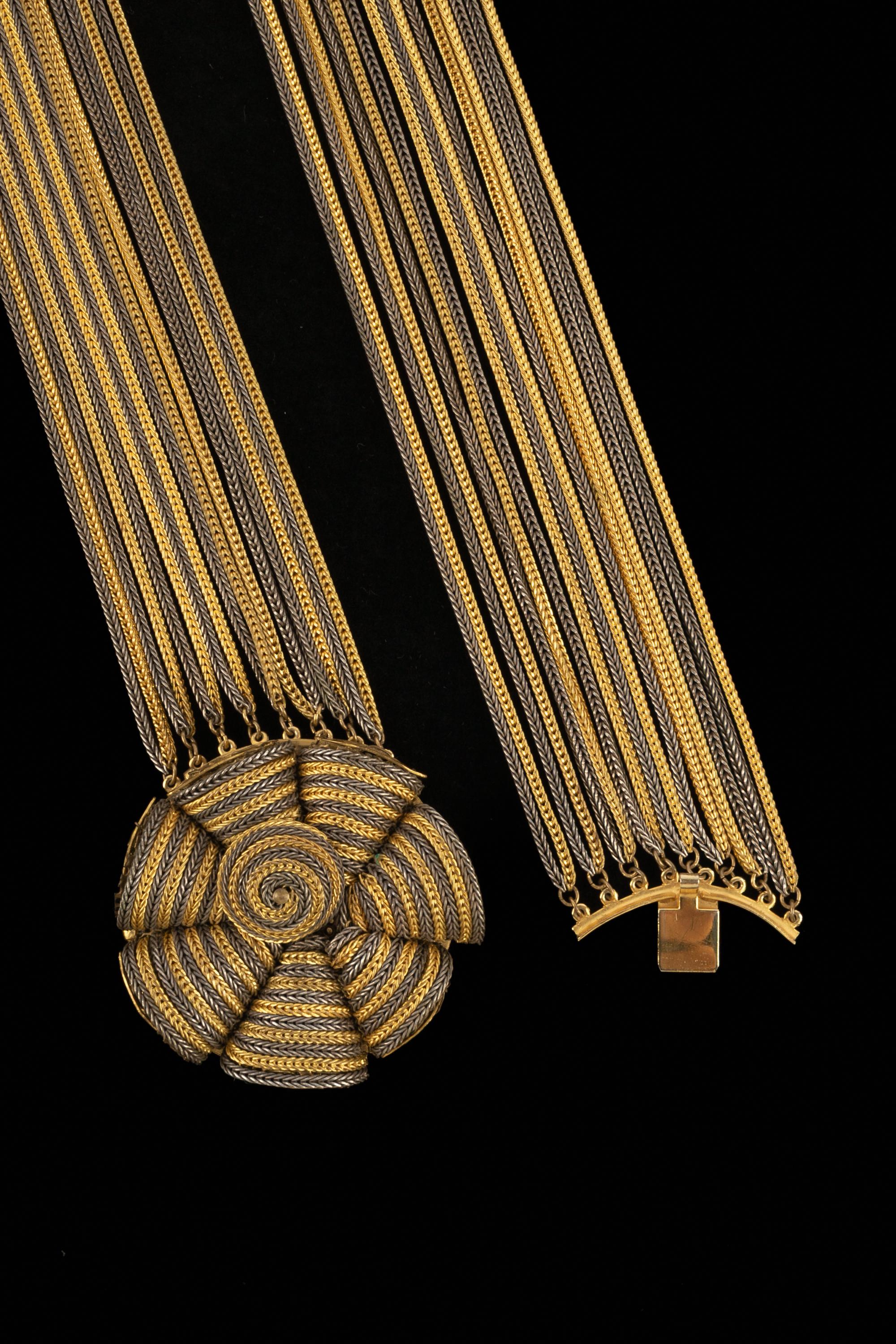 Medallion necklace For Sale 2