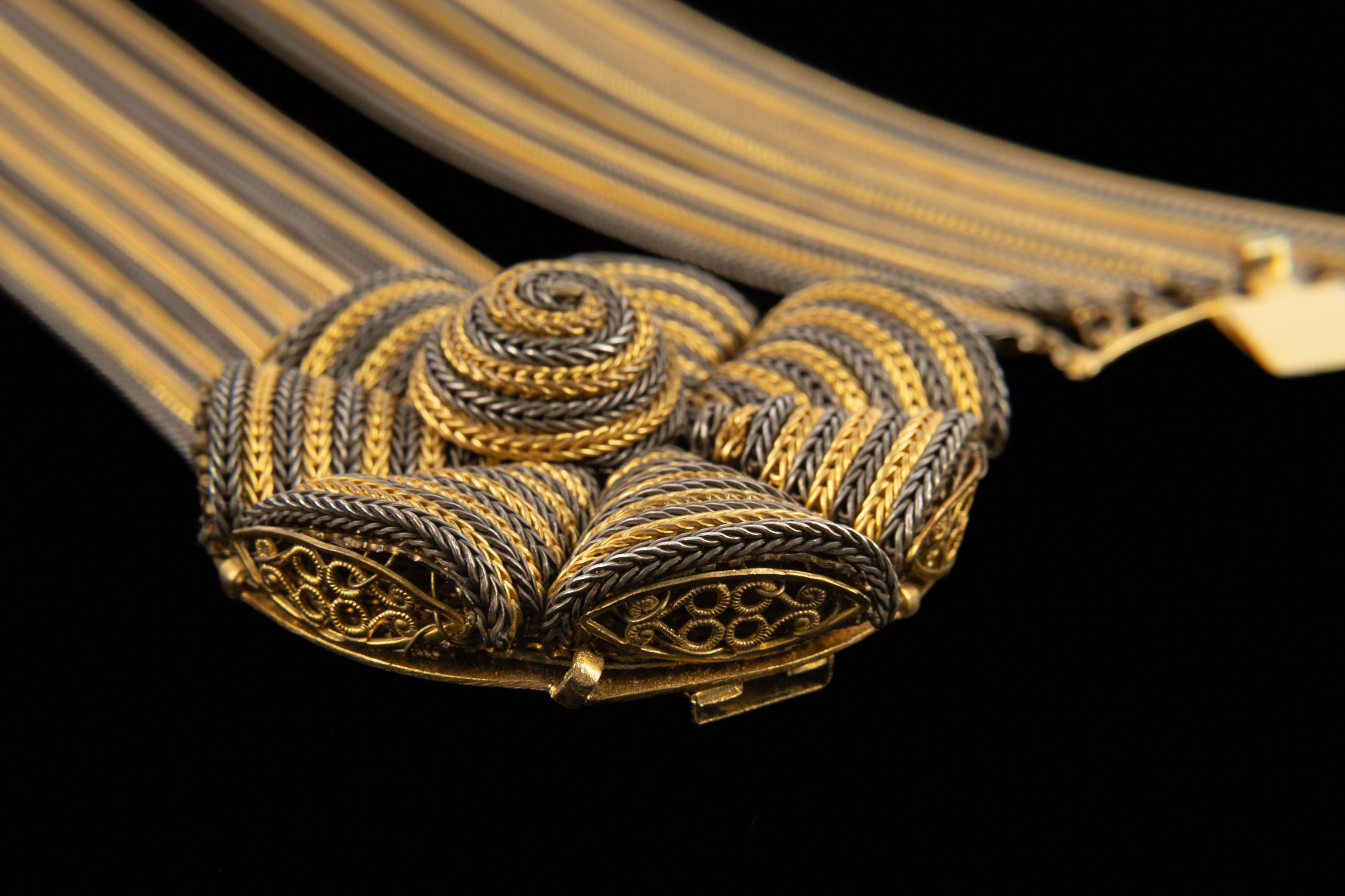 Medallion necklace For Sale 3