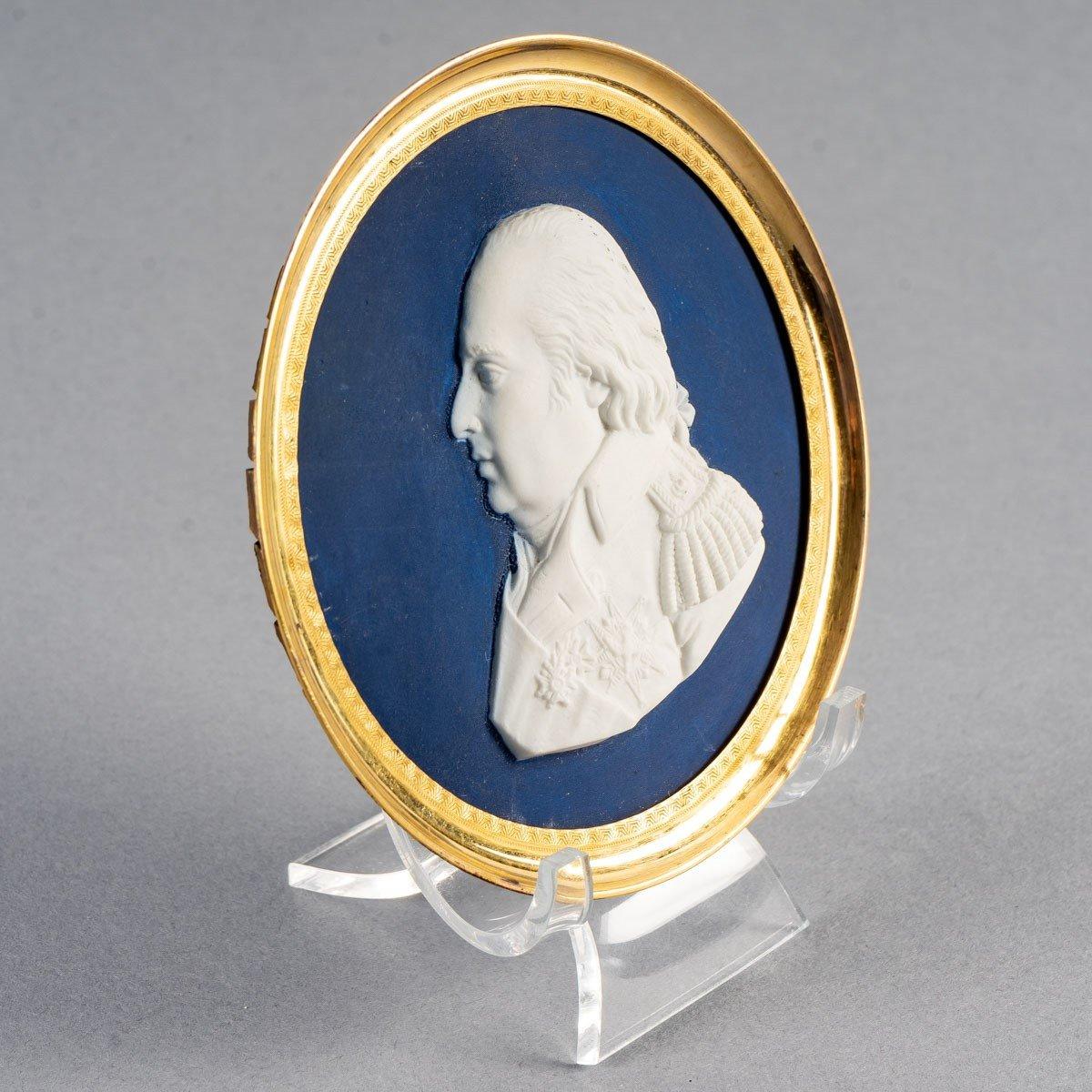 19th Century Medallion of the King of France Louis XVIII, in Sèvres Biscuit For Sale