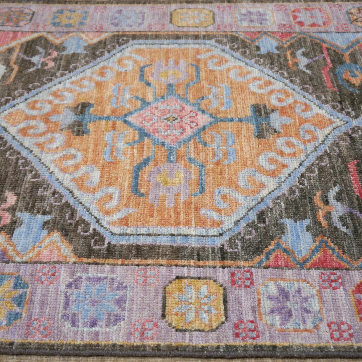 Oushak-Läufer mit Medaillon und geometrischem Design, Flur- oder Stair-Teppich mit Medaillon (Stammeskunst) im Angebot
