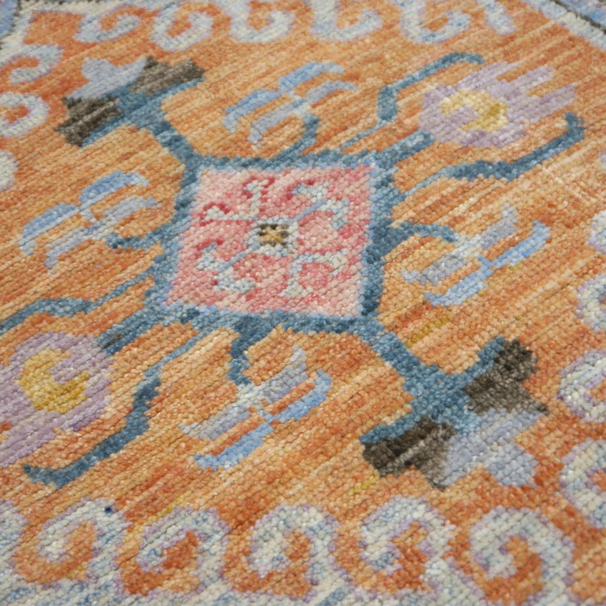 Oushak-Läufer mit Medaillon und geometrischem Design, Flur- oder Stair-Teppich mit Medaillon (Wolle) im Angebot