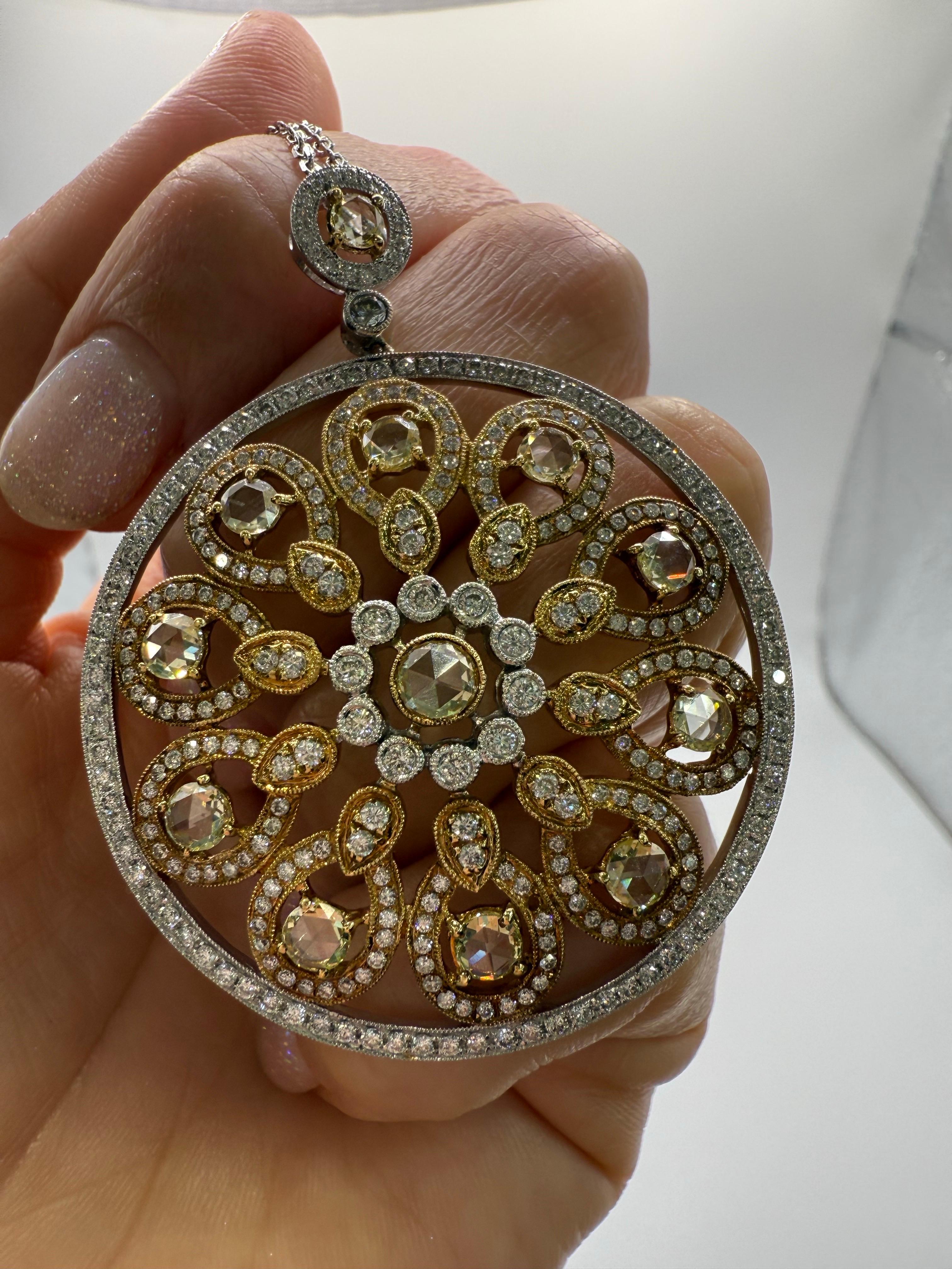 Collana a medaglione unica nel suo genere con diamanti naturali taglio rosa e taglio brillante di oltre 4 carati, per un peso di 20 grammi in oro 18KT. La catena è di 18 pollici.

**Tutti gli oggetti lasciano la nostra sede con un certificato a nome