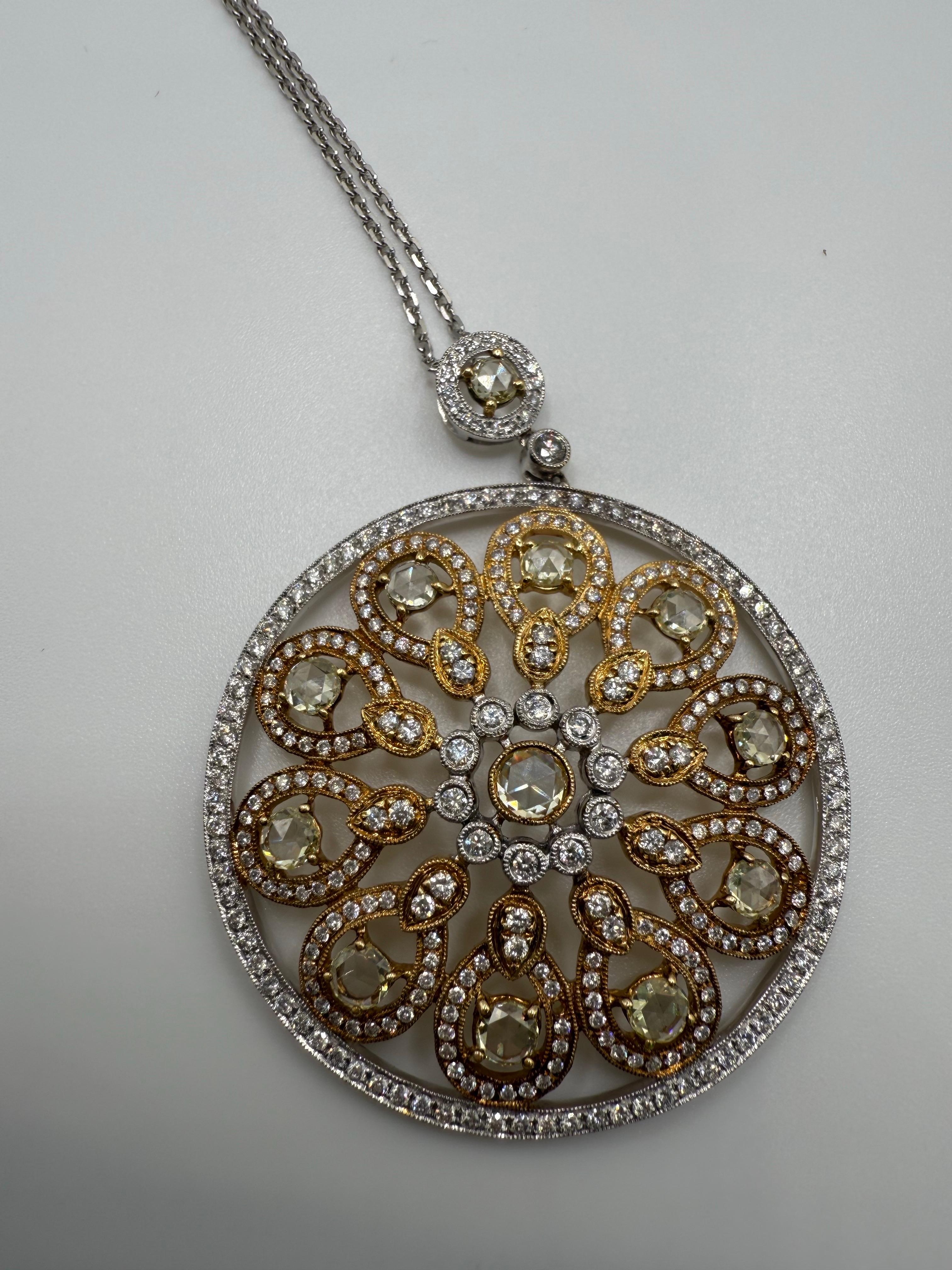 Collana con ciondolo a medaglione 4ct con diamante 18KT In condizioni Nuovo in vendita a Boca Raton, FL
