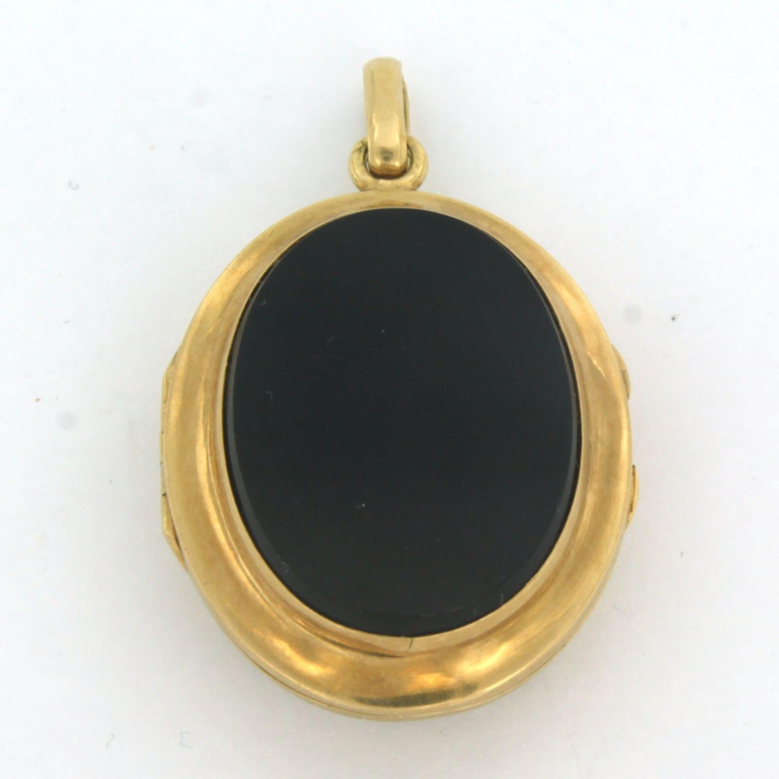 Primo vittoriano Pendente a medaglione con onice e perle 13,5 grammi in oro giallo 14k in vendita