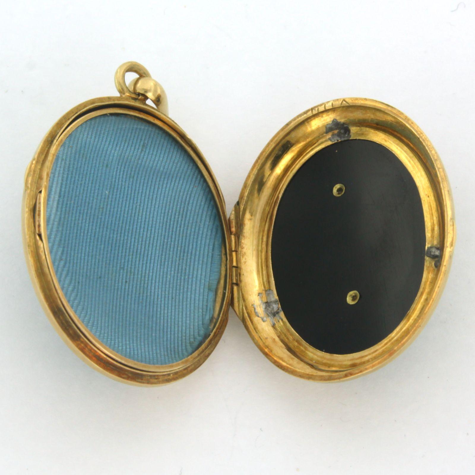 Taglio ovale Pendente a medaglione con onice e perle 13,5 grammi in oro giallo 14k in vendita