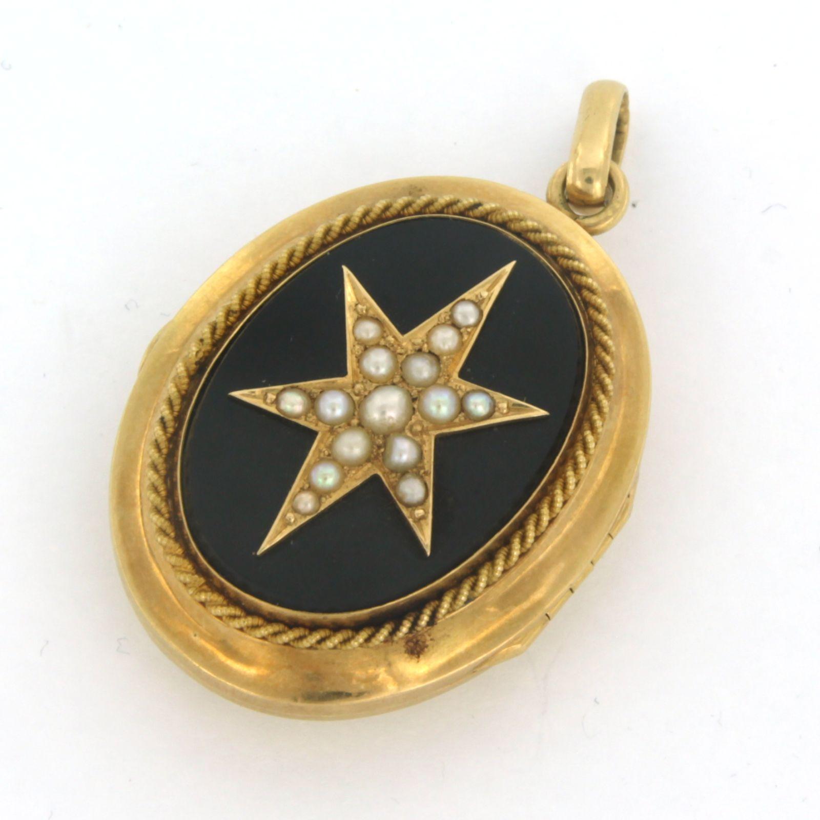 Pendente a medaglione con onice e perle 13,5 grammi in oro giallo 14k In condizioni ottime in vendita a The Hague, ZH