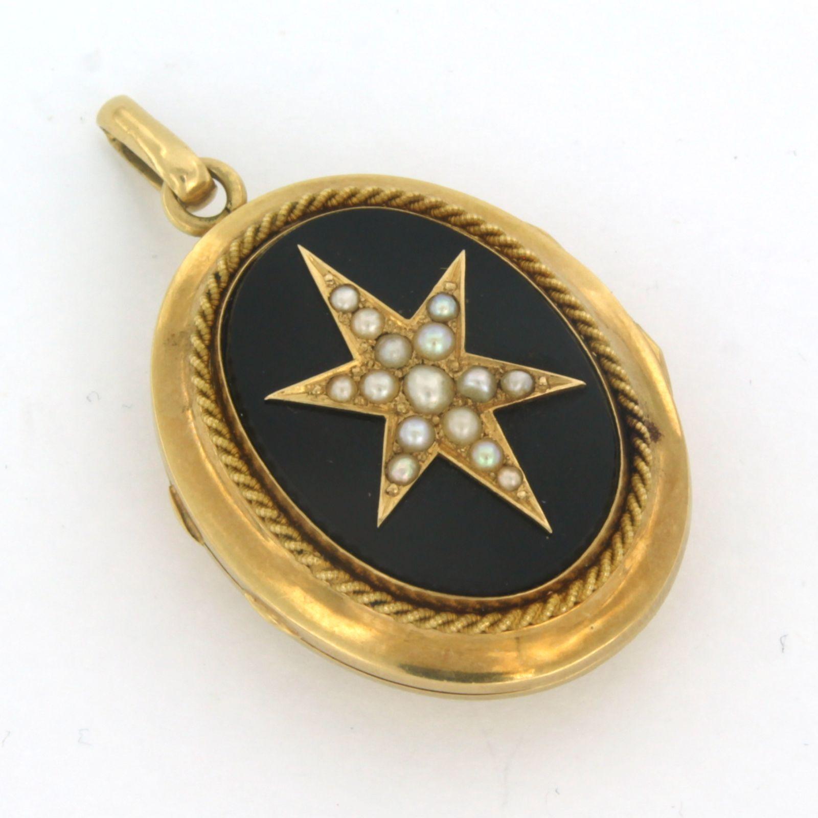 Donna Pendente a medaglione con onice e perle 13,5 grammi in oro giallo 14k in vendita