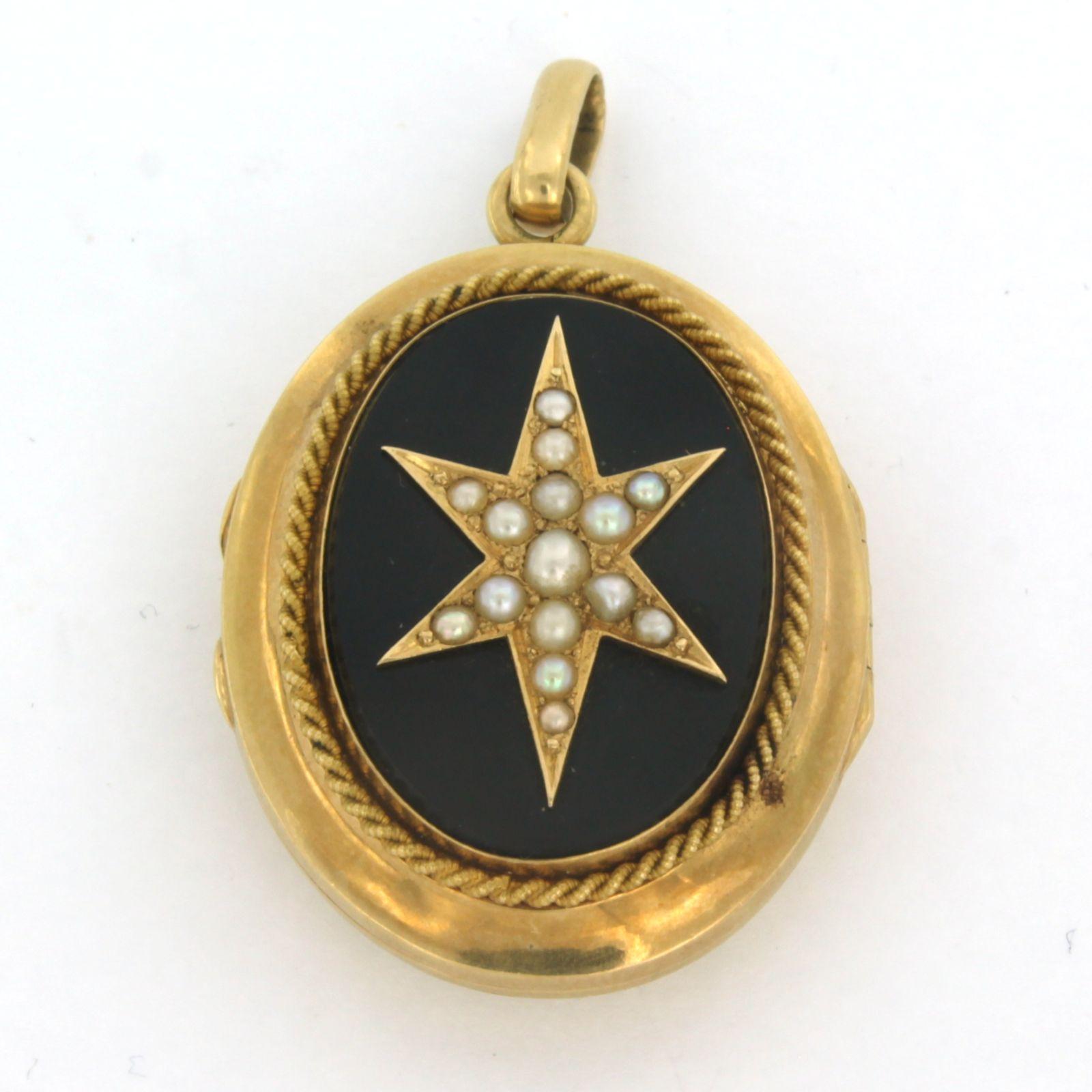 Pendente a medaglione con onice e perle 13,5 grammi in oro giallo 14k in vendita 1