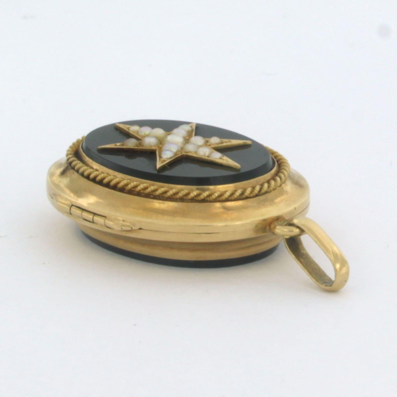 Medaillon-Anhänger mit Medaillon mit Onyx und Perlen 13,5 Gramm 14k Gelbgold im Angebot 1