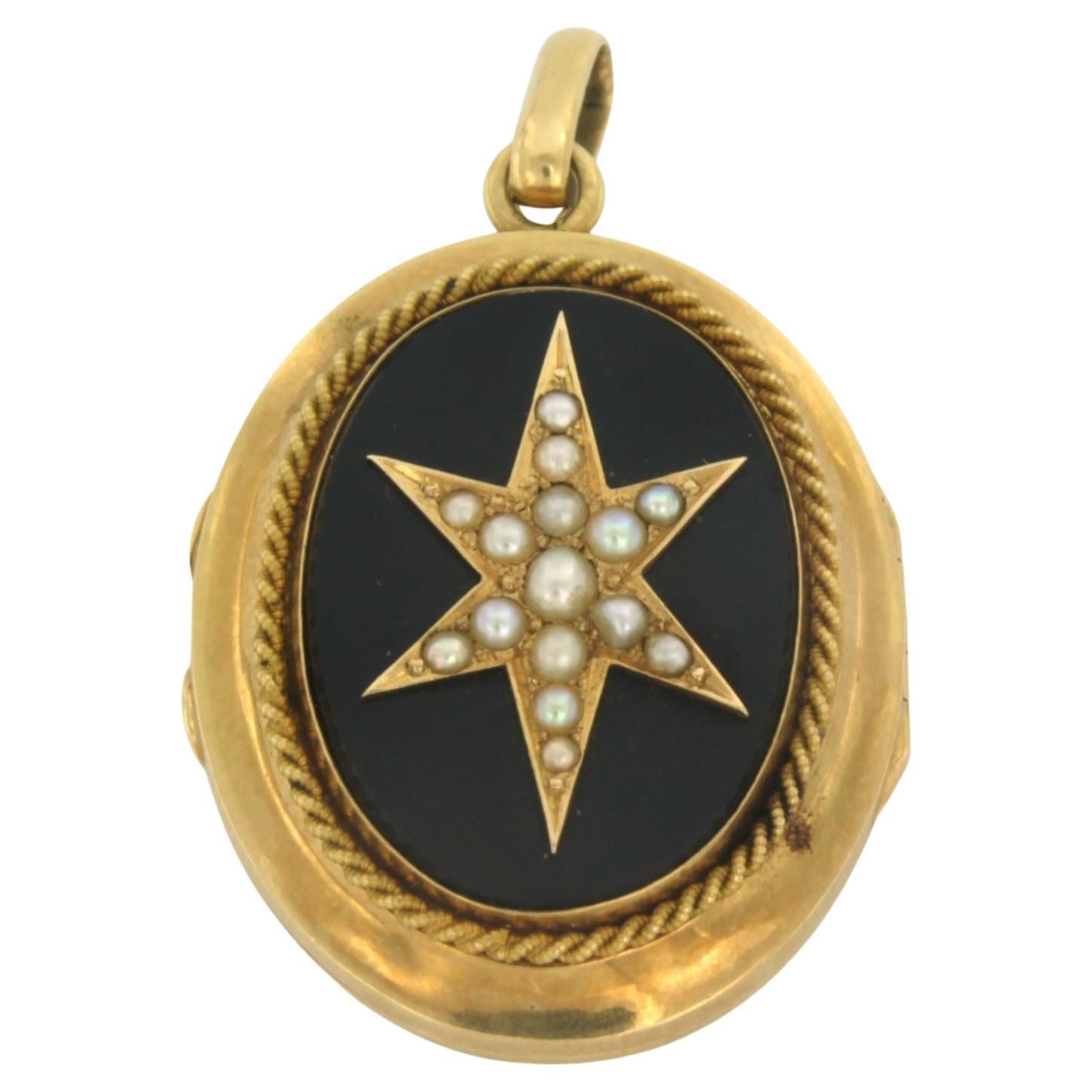 Medallion pendant with onyx and pearls 13.5 grams 14k yellow gold