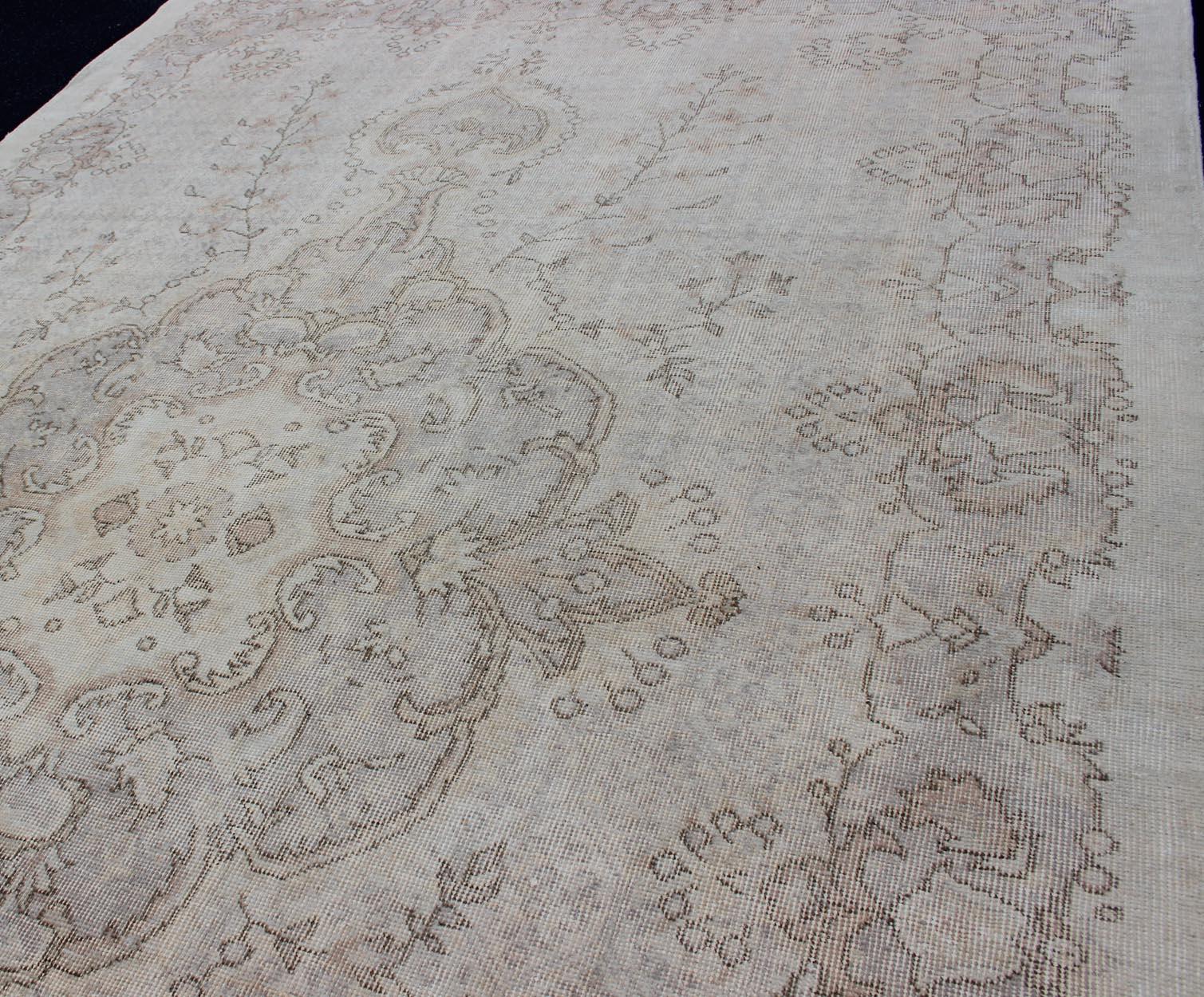 Medallion Vintage Turkish Distressed Rug in Sand, Cream, Lavender, Taupe In Distressed Condition For Sale In Atlanta, GA