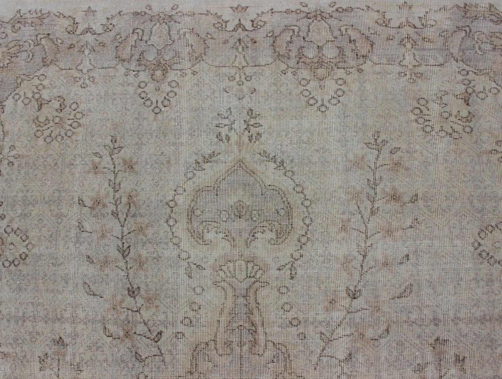 Medallion Vintage Turkish Distressed Rug in Sand, Cream, Lavender, Taupe For Sale 2