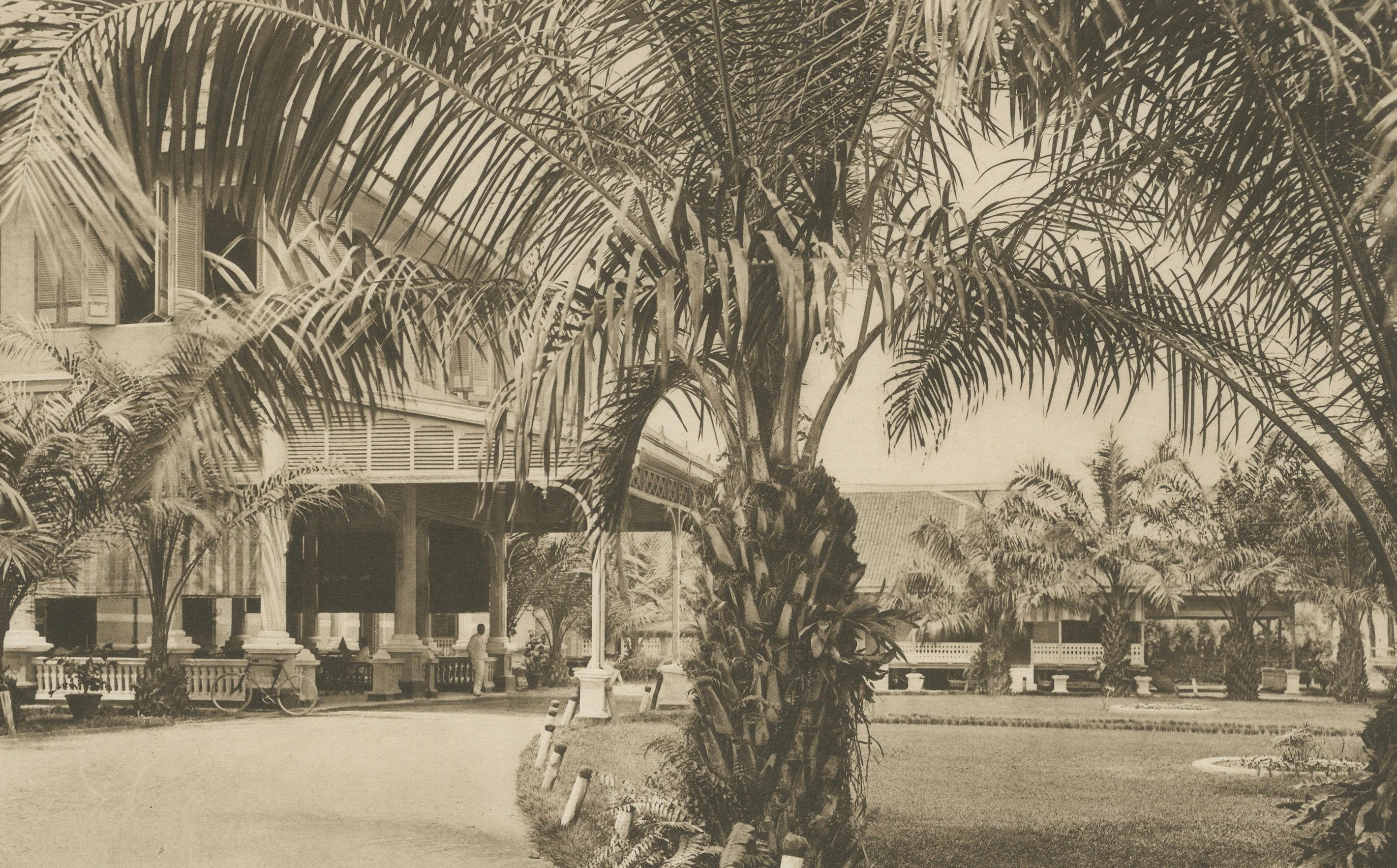 Medan Hotel, Antike Fotogravüre aus dem kolonialen Indonesien, um 1900

Eine seltene und elegante Photogravüre aus dem frühen zwanzigsten Jahrhundert, die das Hotel Medan in Nord-Sumatra während der Kolonialzeit in Niederländisch-Ostindien zeigt.