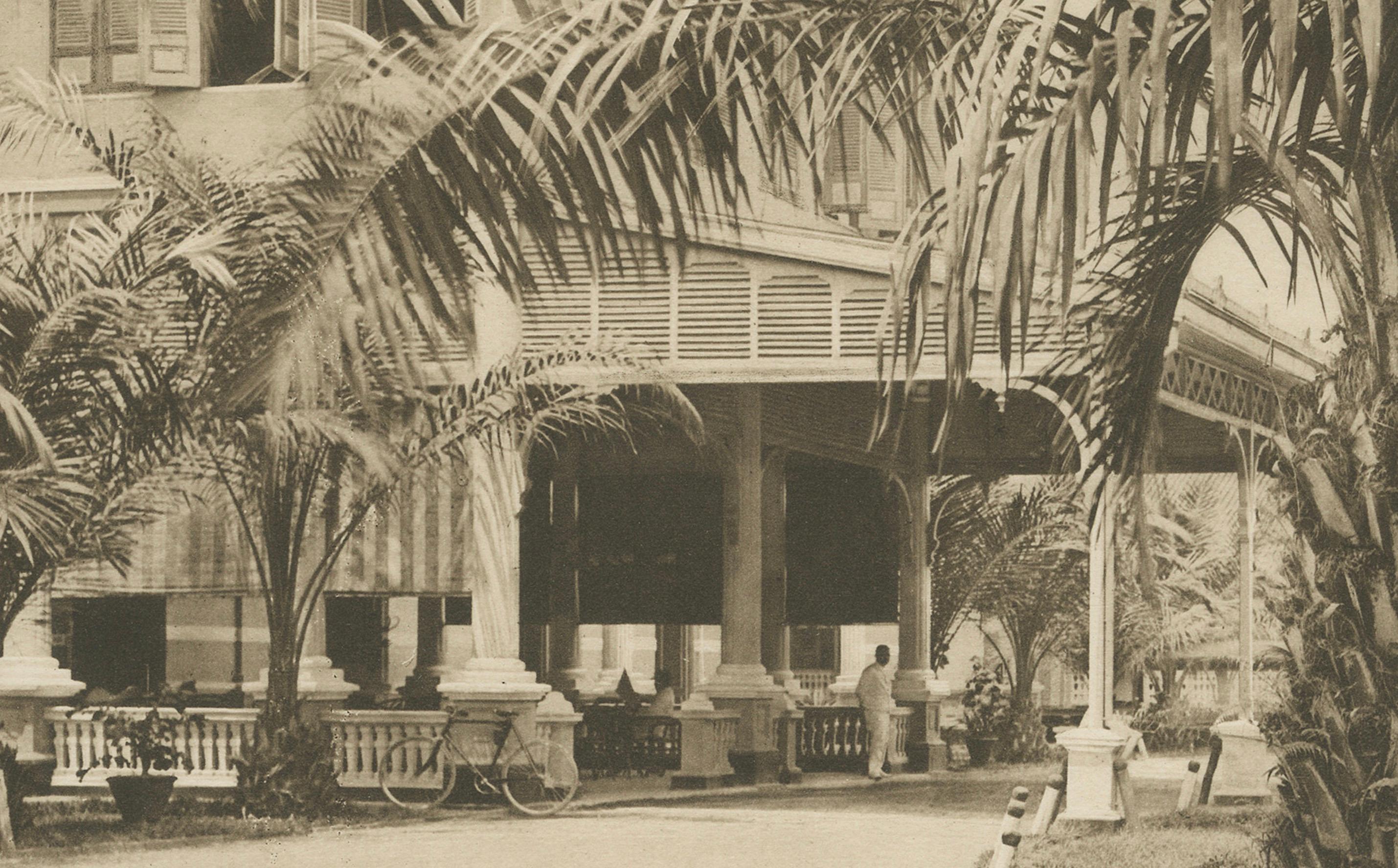 Medan Hotel, Antike Fotogravüre aus dem kolonialen Indonesien, um 1900 (Niederländisch) im Angebot