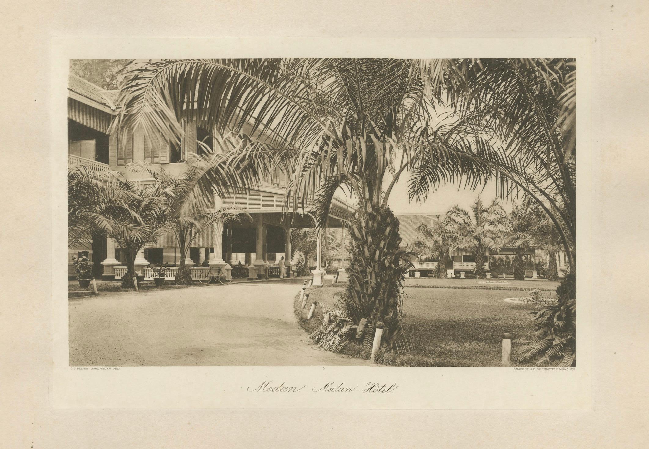 Medan Hotel, Antike Fotogravüre aus dem kolonialen Indonesien, um 1900 (Papier) im Angebot