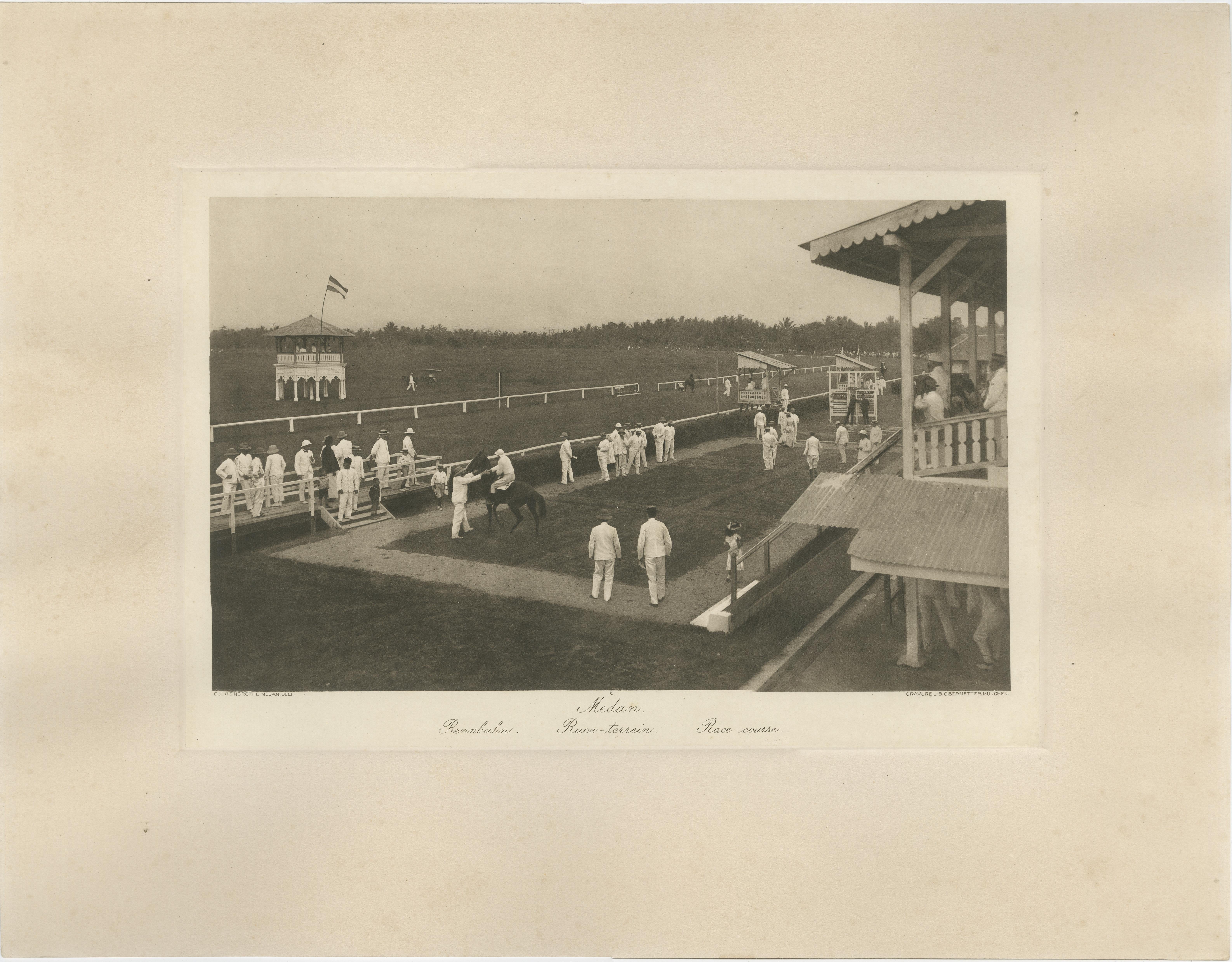 Hippodrome de Medan, scène de course de chevaux à l'époque coloniale, Photogravure de Kleingrothe c.1900

Photogravure historique représentant l'hippodrome de Medan, Sumatra, vers 1900, réalisée par le célèbre photographe allemand C.I.C.