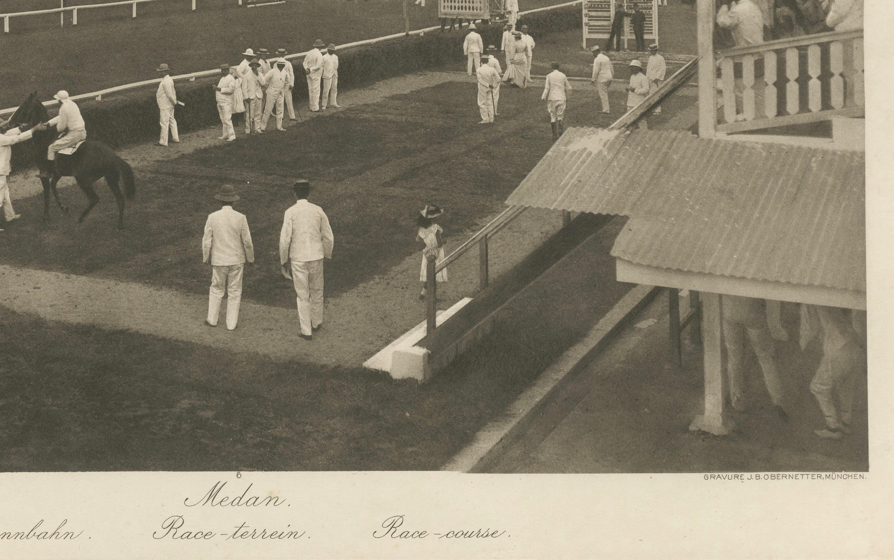 Hippodrome de Medan, scène de course de chevaux à l'époque coloniale, Photogravure ancienne c.C. Bon état - En vente à Langweer, NL