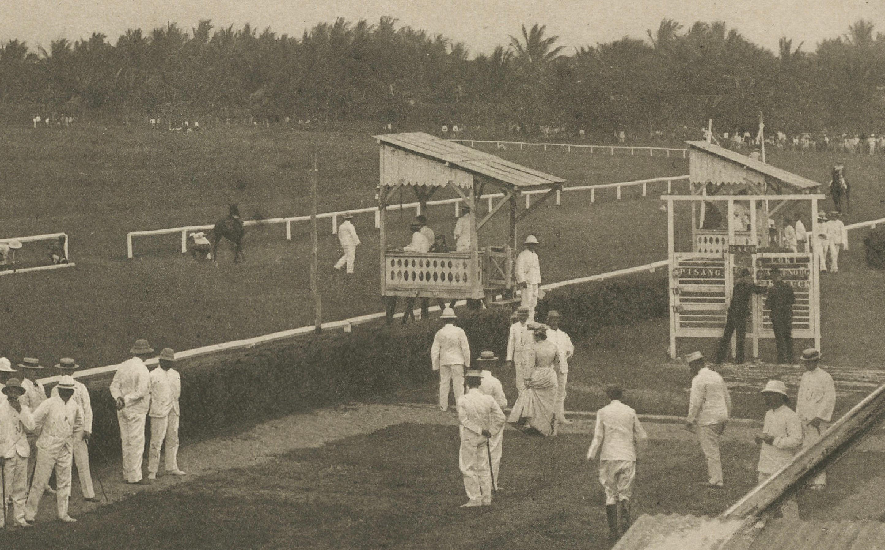 20ième siècle Hippodrome de Medan, scène de course de chevaux à l'époque coloniale, Photogravure ancienne c.C. en vente