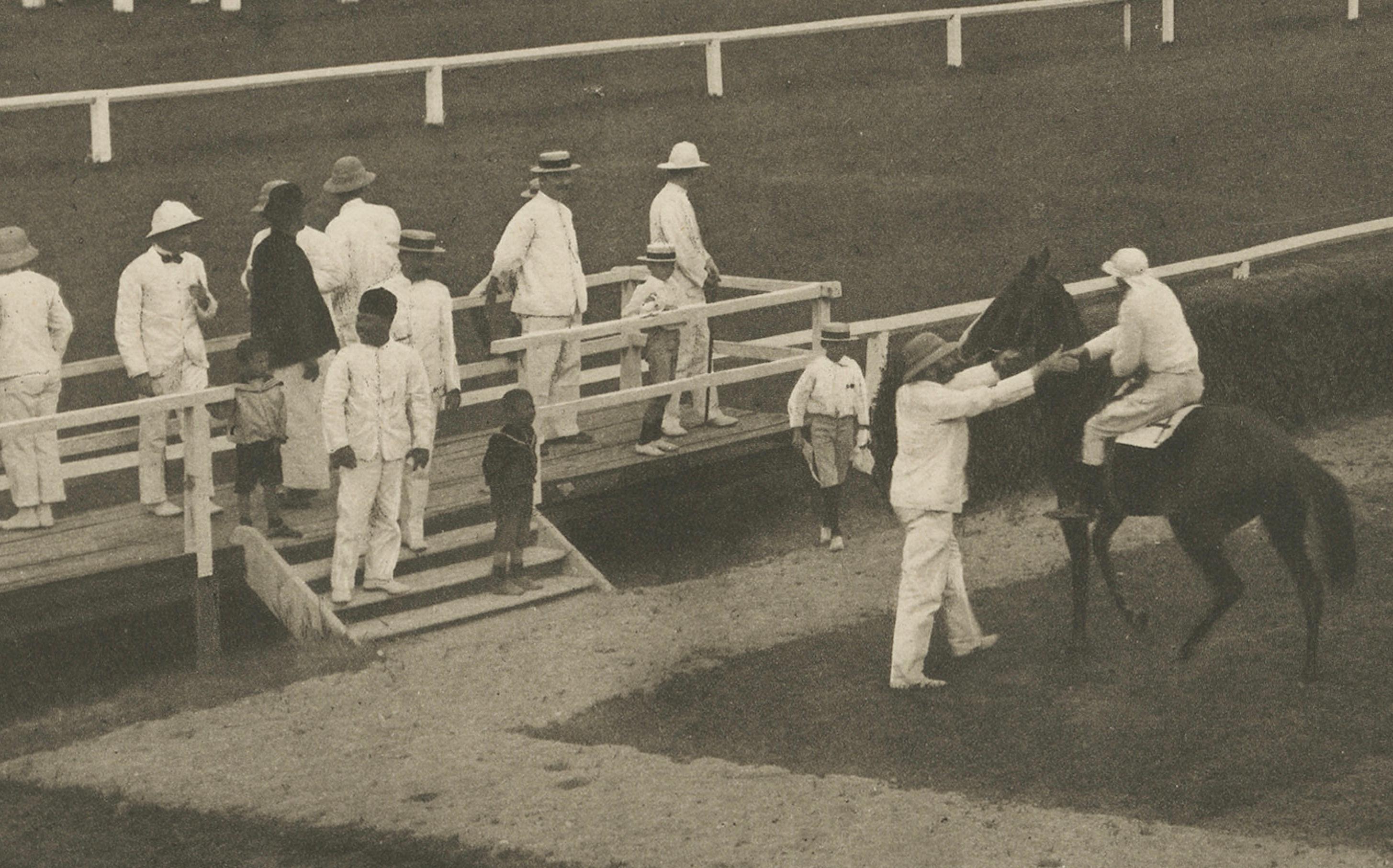 Hippodrome de Medan, scène de course de chevaux à l'époque coloniale, Photogravure ancienne c.C. en vente 1