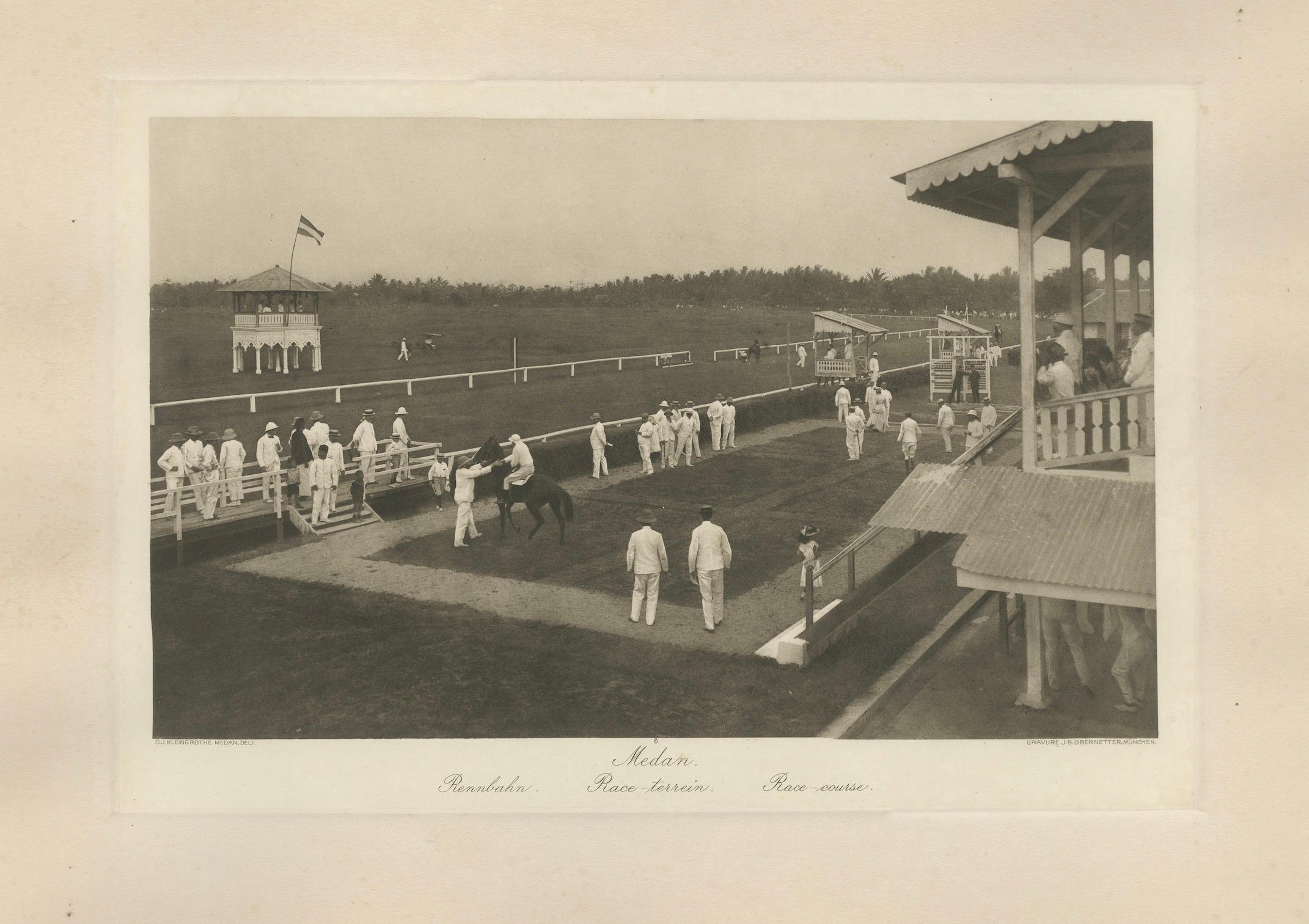 Hippodrome de Medan, scène de course de chevaux à l'époque coloniale, Photogravure ancienne c.C. en vente 3