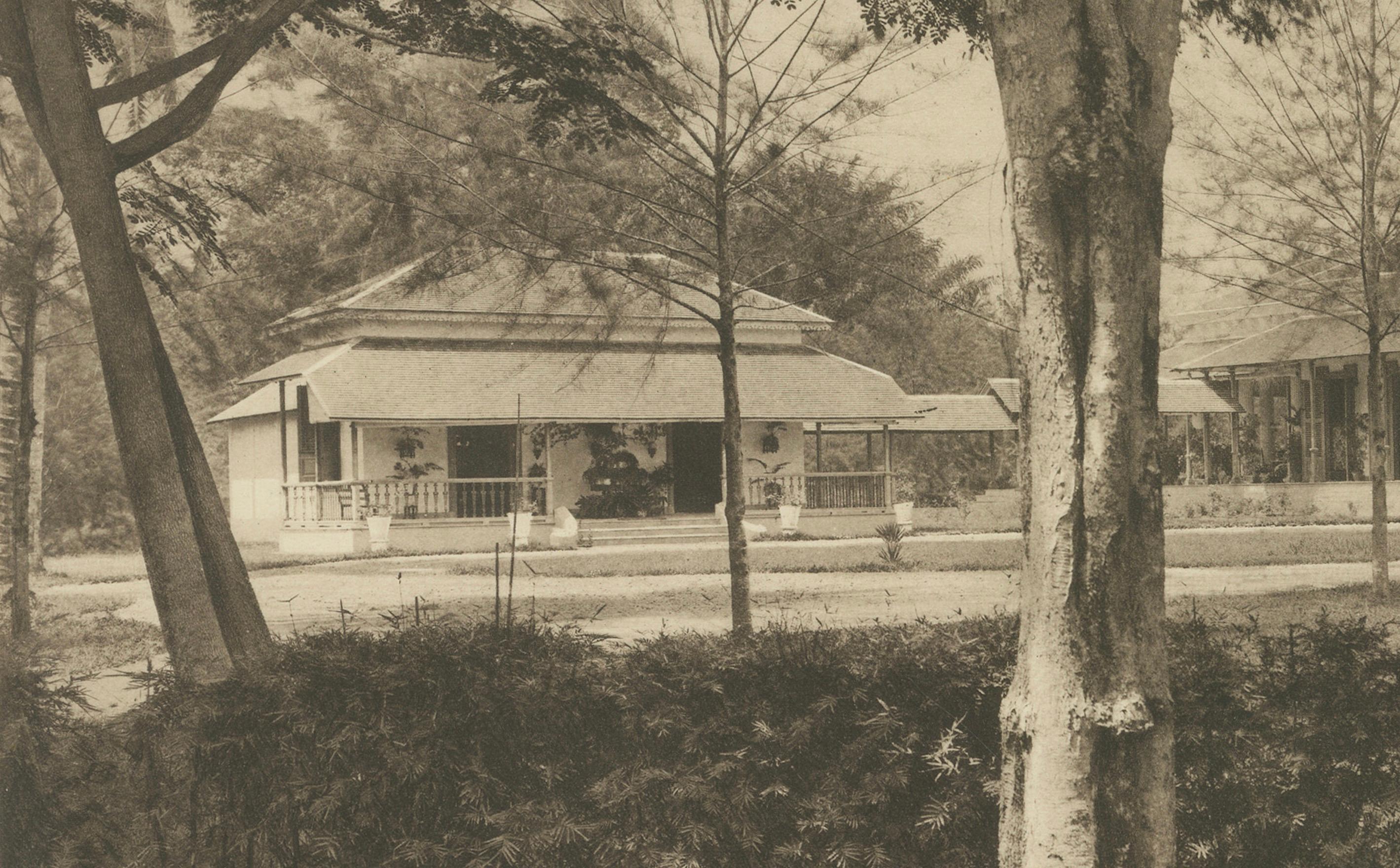 Medan - Résidence du résident de la côte est de Sumatra, c.1900 - Photogravure de Kleingrothe

Cette rare photogravure originale montre l'impressionnante résidence officielle du résident colonial néerlandais de l'Oostkust van Sumatra (côte est de