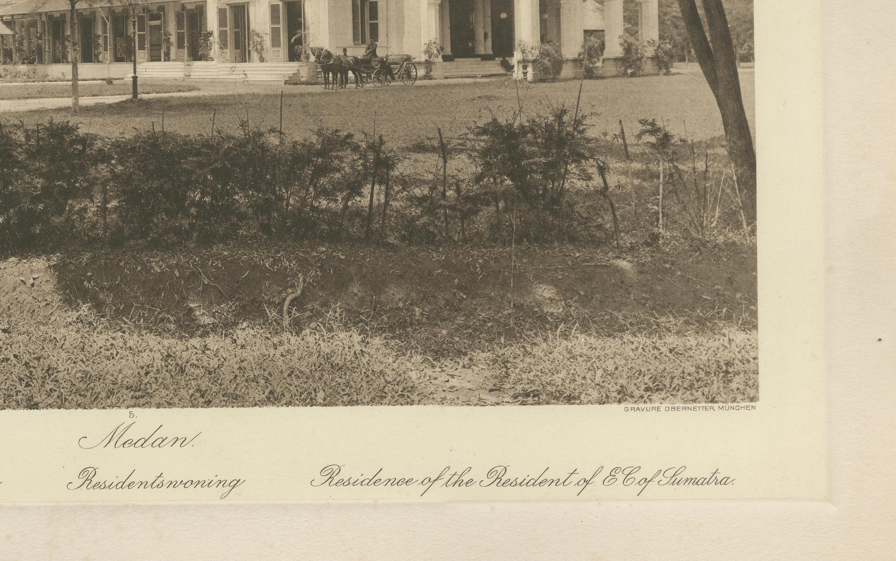 Palais du résident de Medan, côte est de Sumatra - Photogravure de Kleingrothe c.1900 Bon état - En vente à Langweer, NL