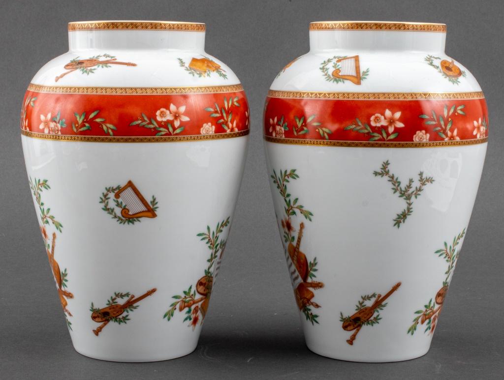 Medard de Noblat Limoges France près d'une paire de vases à épaulement en porcelaine dans le motif 