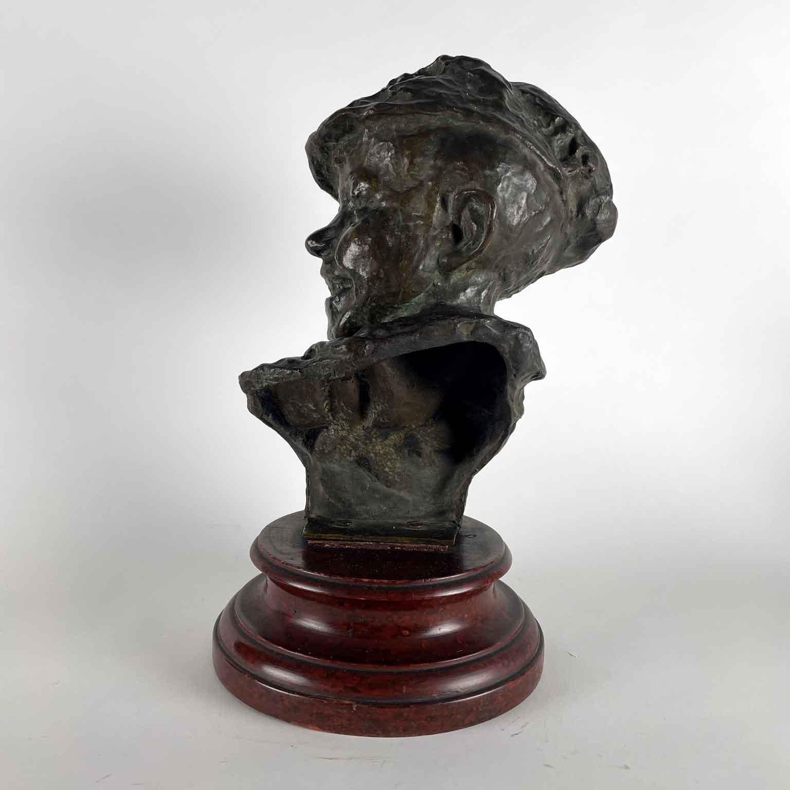 Medardo Rosso L'espièglerie ou Gavroche Sculpture impressionniste représentant un garçon rieur  de la moitié de la longueur du garçon rieur avec la casquette et les  le visage tourné vers la gauche, est vissé à une plaque, coulée avec la sculpture,