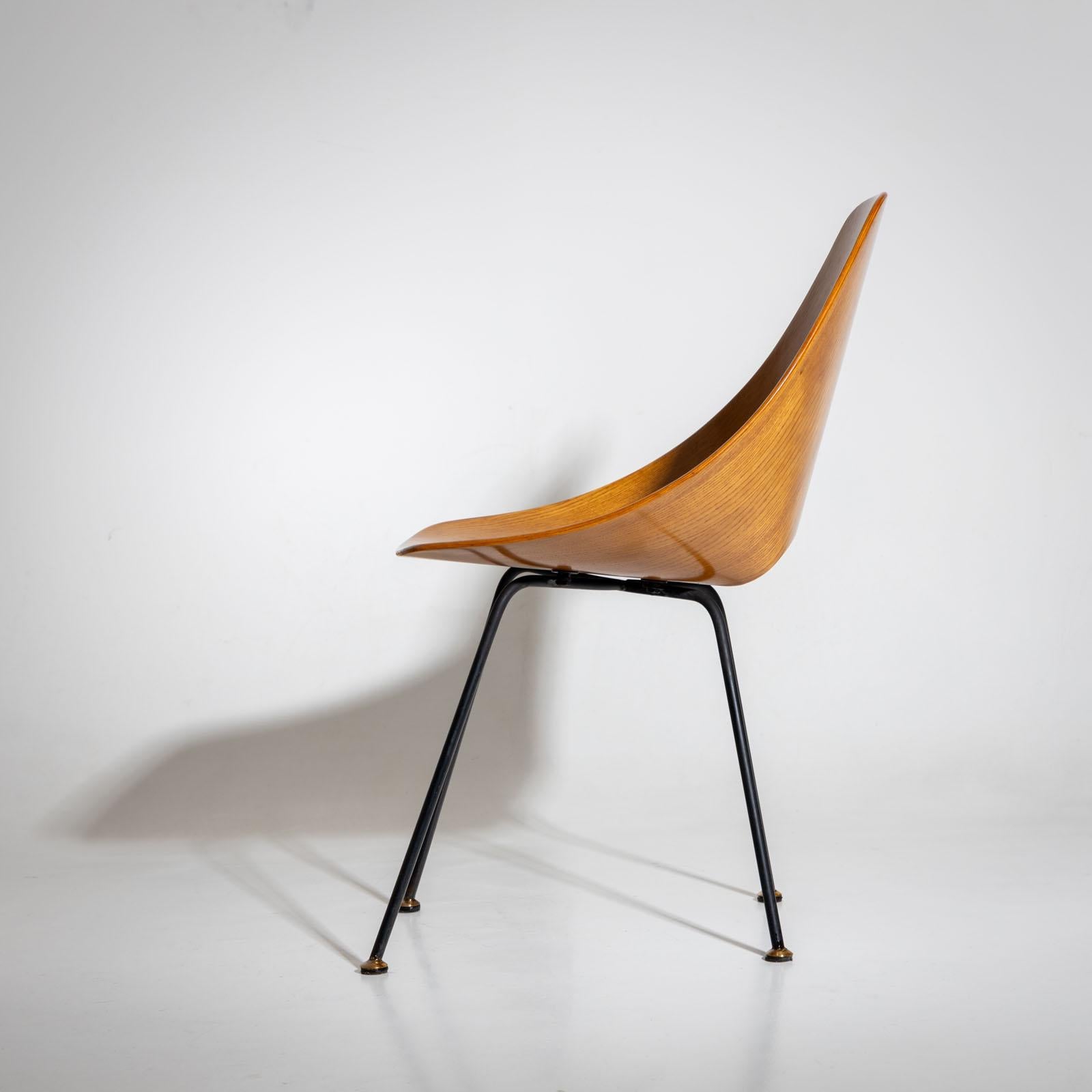 Der Medea Stuhl von Vittorio Nobili zeichnet sich durch seine schlanken Metallbeine und die charakteristische Sitzschale mit einer ovalen Aussparung in der Mitte aus. In einem sehr guten Zustand und fachmännisch restauriert, ist dieser Stuhl ein