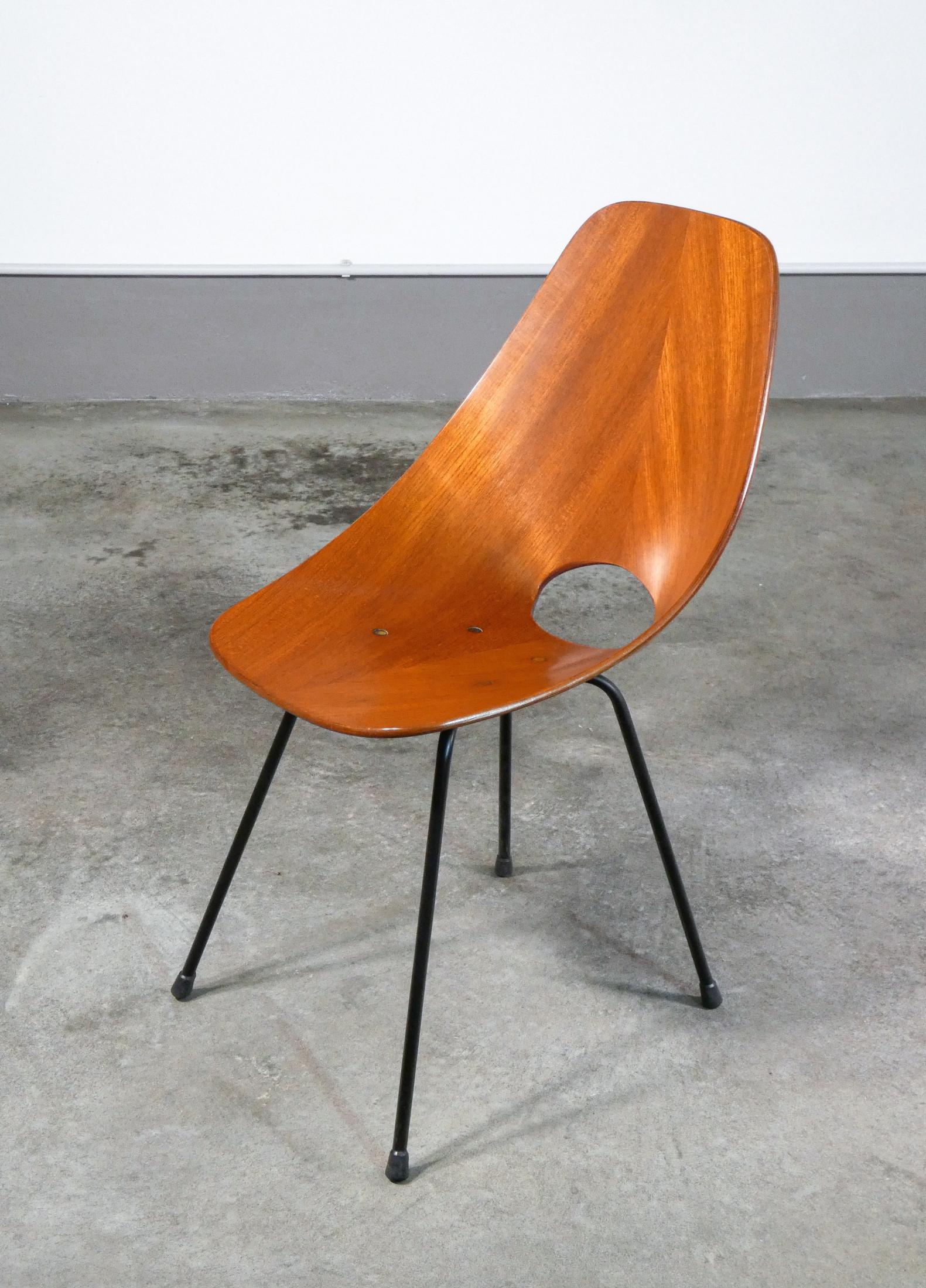 Medea chair, design Vittorio Nobili for Fratelli Tagliabue

Origin
Italy

Period
1950s

Designer
Vittorio Nobili

Brand
TAGLIABUE brothers

Template
Medea

Materials
Wood and metal

Dimensions
Height: 82 cm
Width: 46 cm
Depth:
