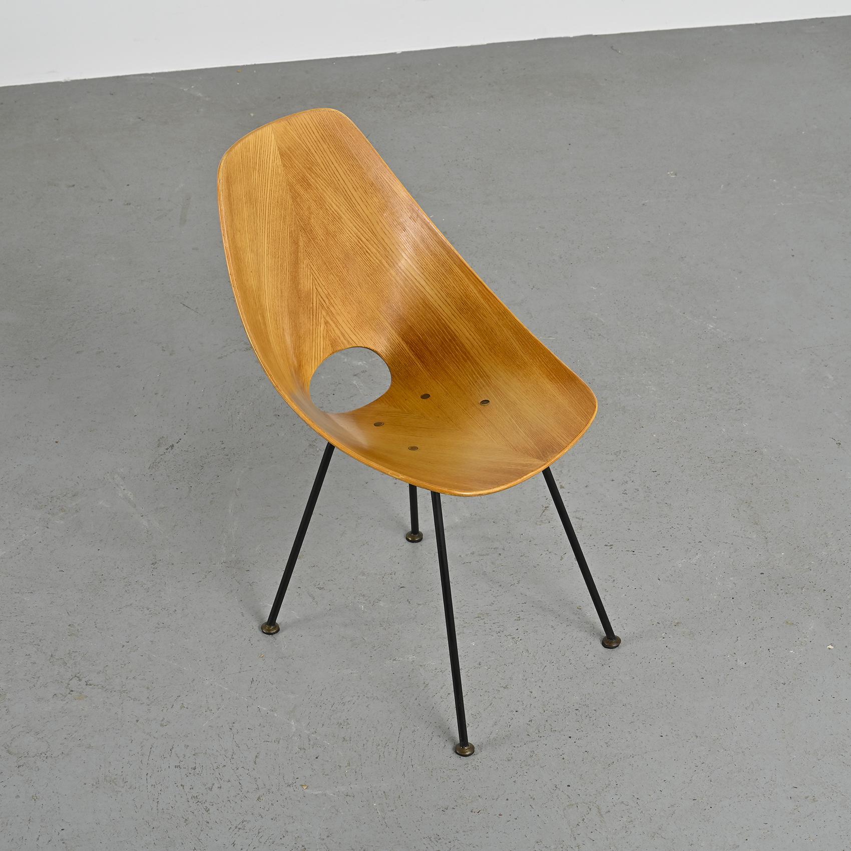 La chaise Medea, créée par le designer italien Vittorio Nobilis, est une pièce emblématique du design moderniste du milieu du XXe siècle. Né dans les années 1950, il incarne l'esthétique avant-gardiste de l'époque avec ses lignes épurées et ses