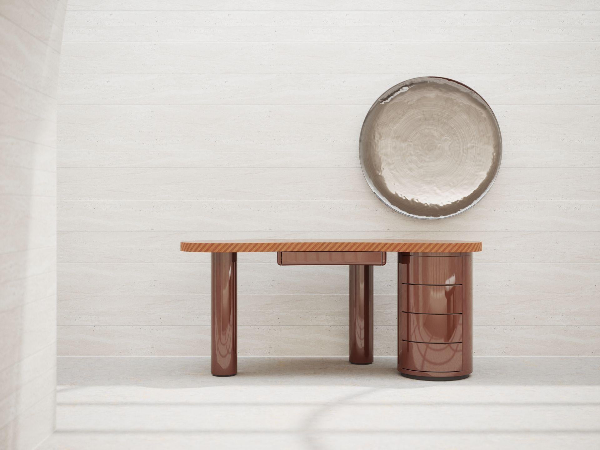 A seductive silhouette traced by fluid curves defines this superb desk, a piece sure to imbue home offices and private studies with elegant dynamism. Enhanced by a mesmerizing glossy finish, the copper-toned metallic structure is equipped with a
