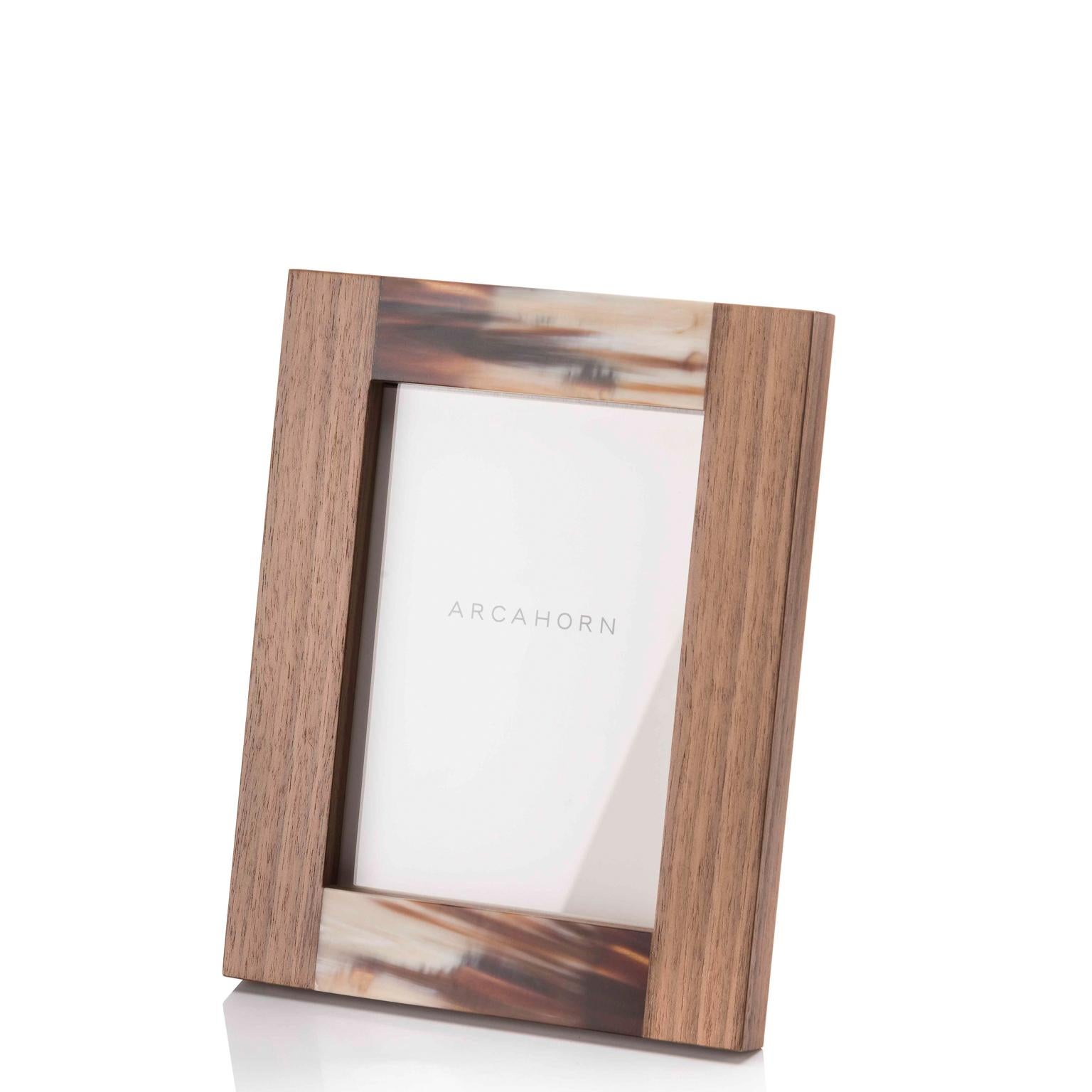 Featuring a classic rectangular shape, the Medea picture frame in Canaletto Walnut veneer is given an elegant, textured effect by the striated brown-veined nuances of matte Corno Italiano inlays. Available in two different sizes, Medea will display