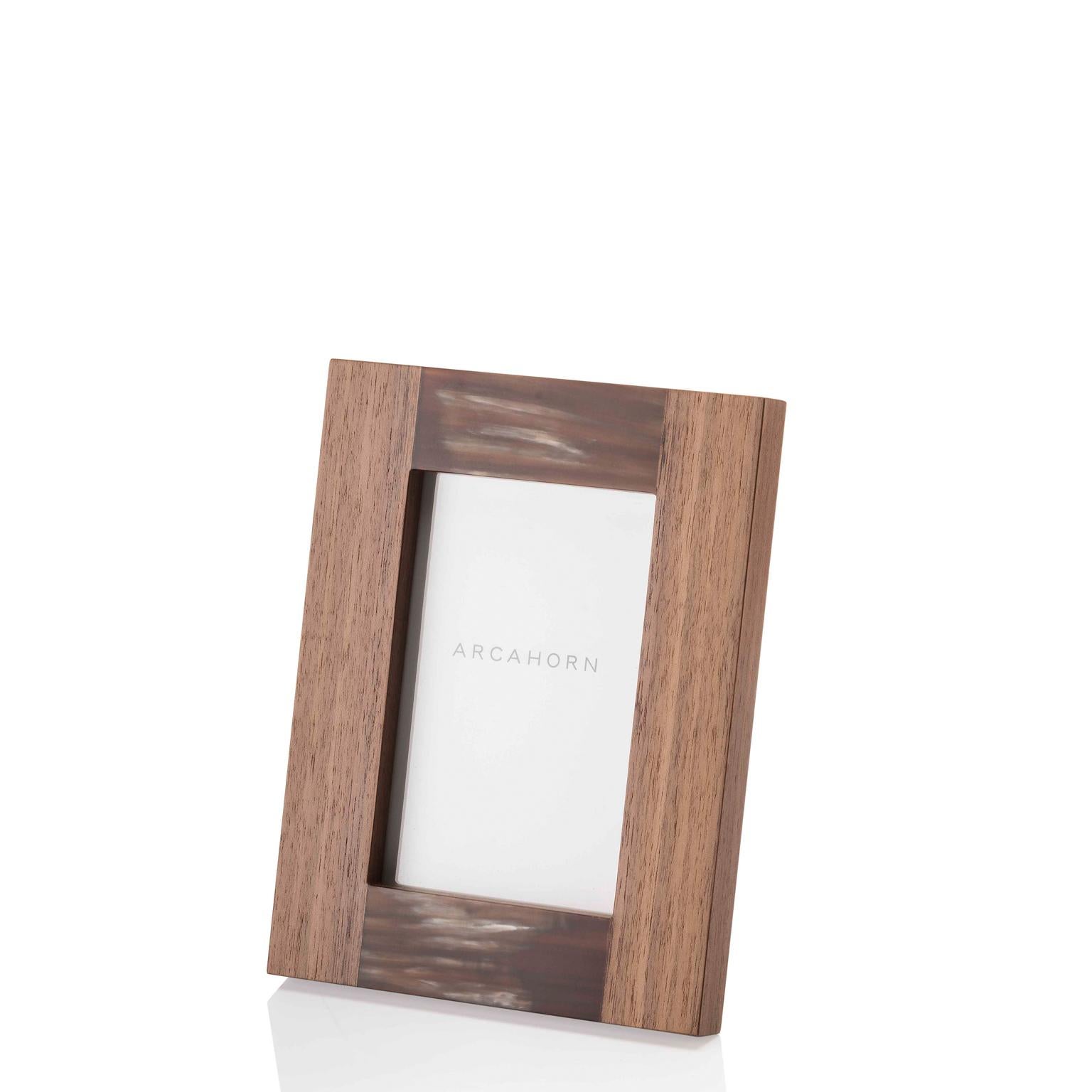 Featuring a classic rectangular shape, the Medea picture frame in Canaletto walnut veneer is given an elegant, textured effect by the striated brown-veined nuances of matte Corno Italiano inlays. Available in two different sizes, Medea will display