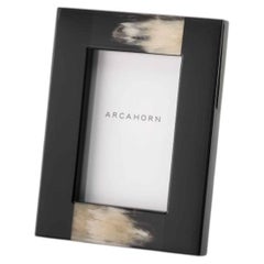 Cornice Medea in legno scuro di Horn e laccato con lucentezza nera di Arcahorn