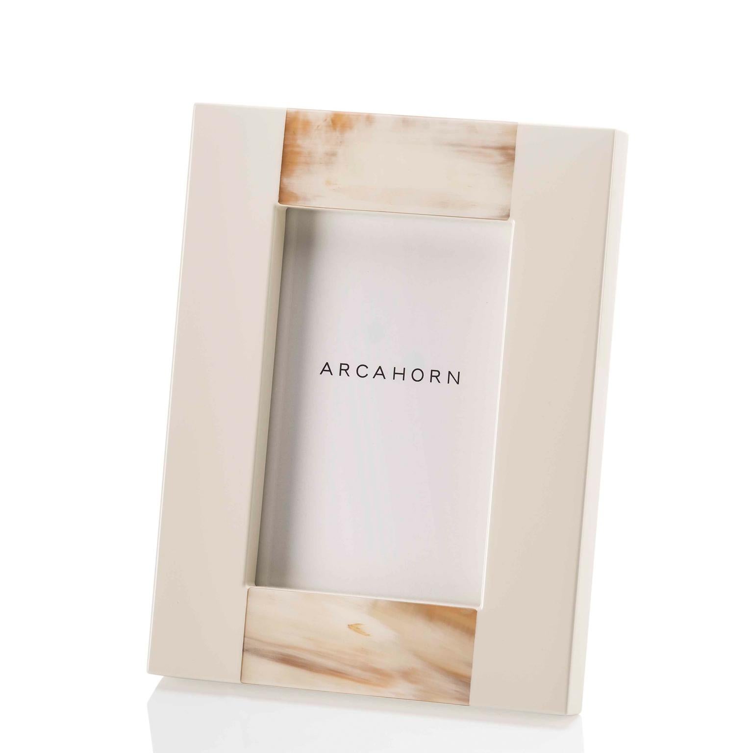 Alliant un design réfléchi à une texture divine, le cadre Medea est fabriqué en bois laqué avec une finition brillante de couleur crème. Les carreaux naturels en Corno Italiano aux nuances douces ajoutent une touche opulente à ce design. Disponible