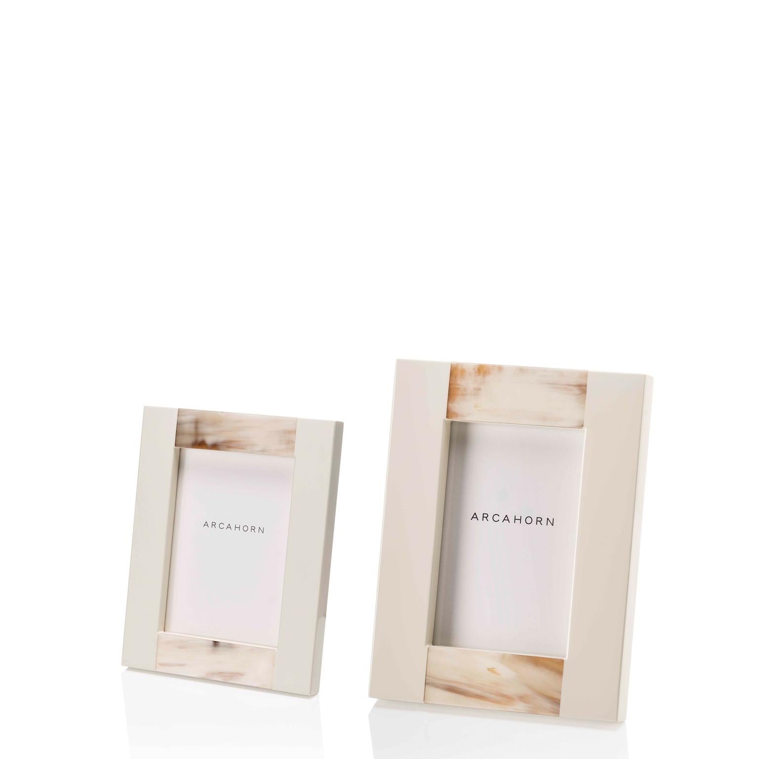 italien Cadre Medea en Wood laqué avec incrustations de Corno Italiano, Mod. 5314c en vente