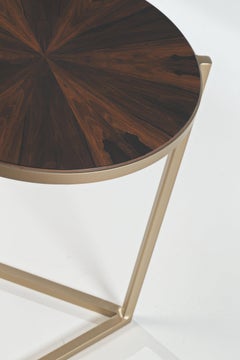 Mesa Auxiliar Medea Romeo: Estructura de madera, acabado en bronce, tapa de mármol