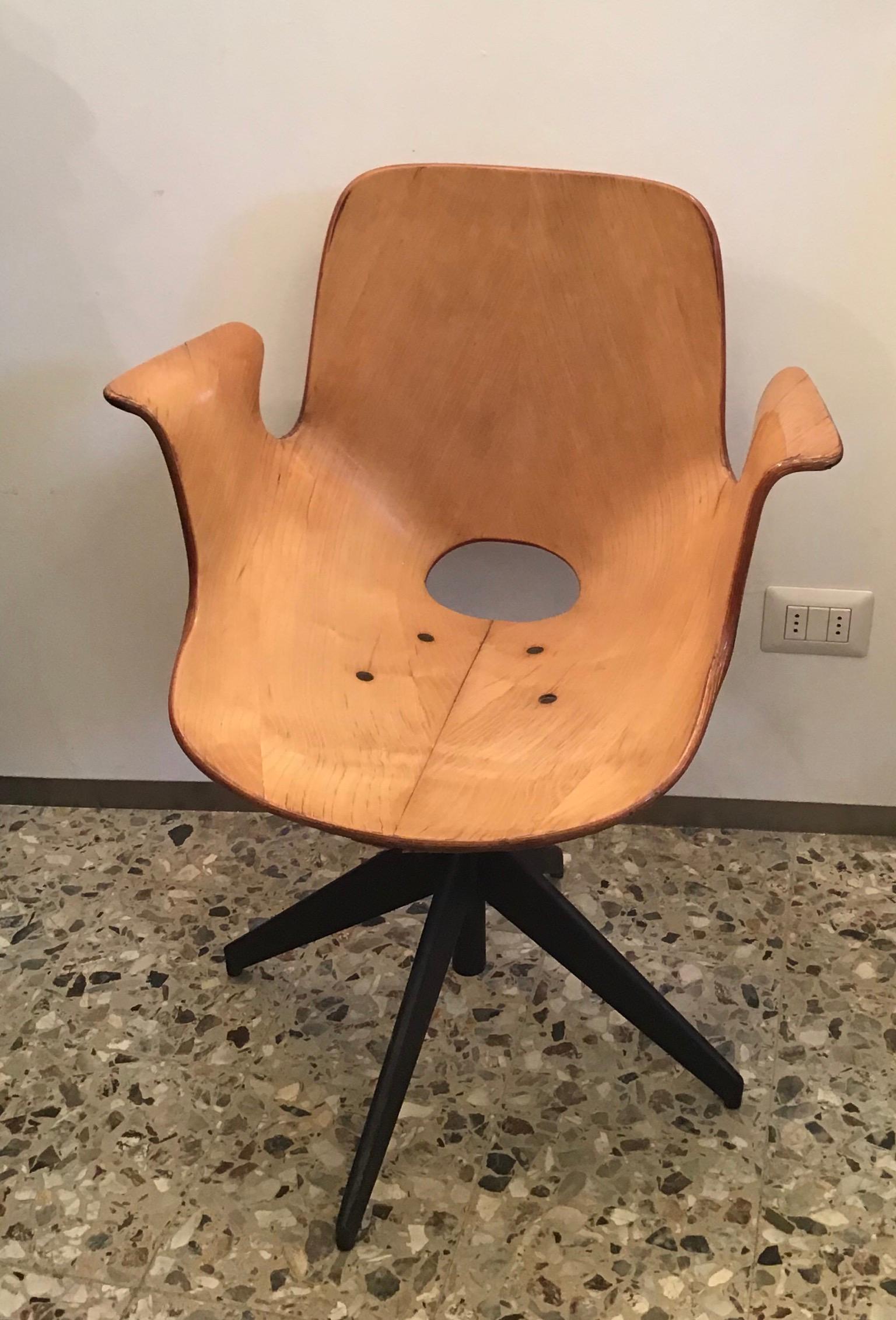 Medea Fauteuil pivotant et réglable en hauteur, bois et fer, 1950, Italie. La hauteur du siège est réglable de H 43cm à 48cm.